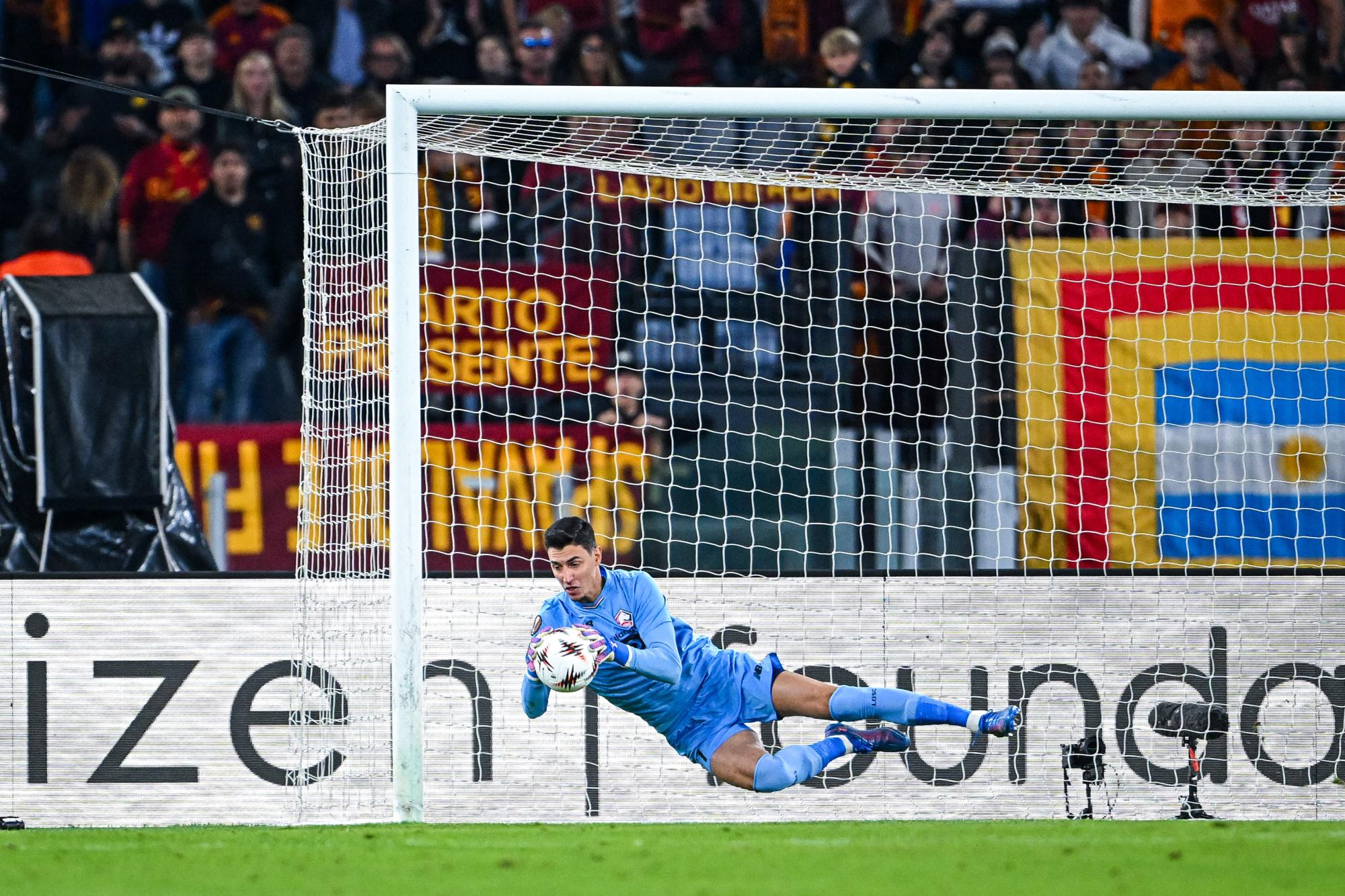 Ligue Europa : Lille réduit la Roma au silence et s'offre une victoire de prestige, Berke Özer dans la légende en arrêtant trois penalties
