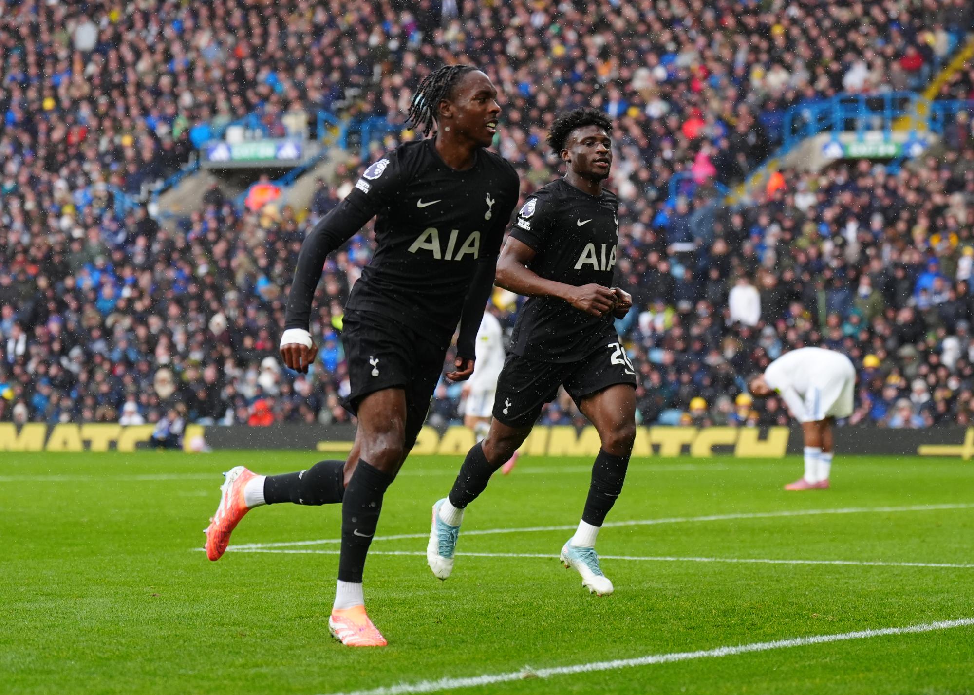 Tottenham déguste Leeds et grimpe sur le podium