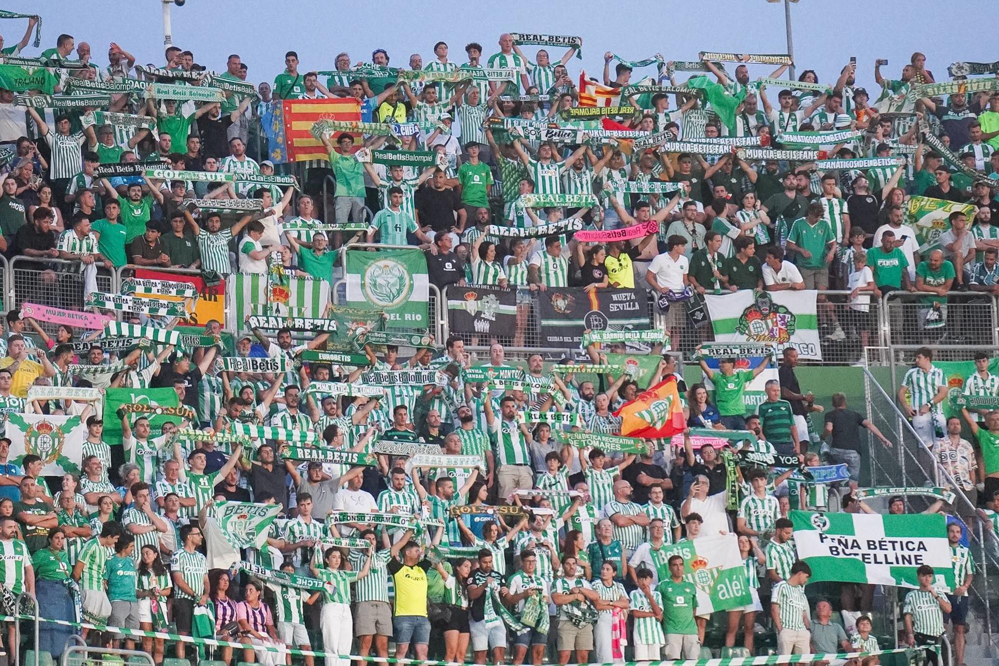 Un ancien président de l'Espanyol Barcelone se bat avec des fans du Betis Seville