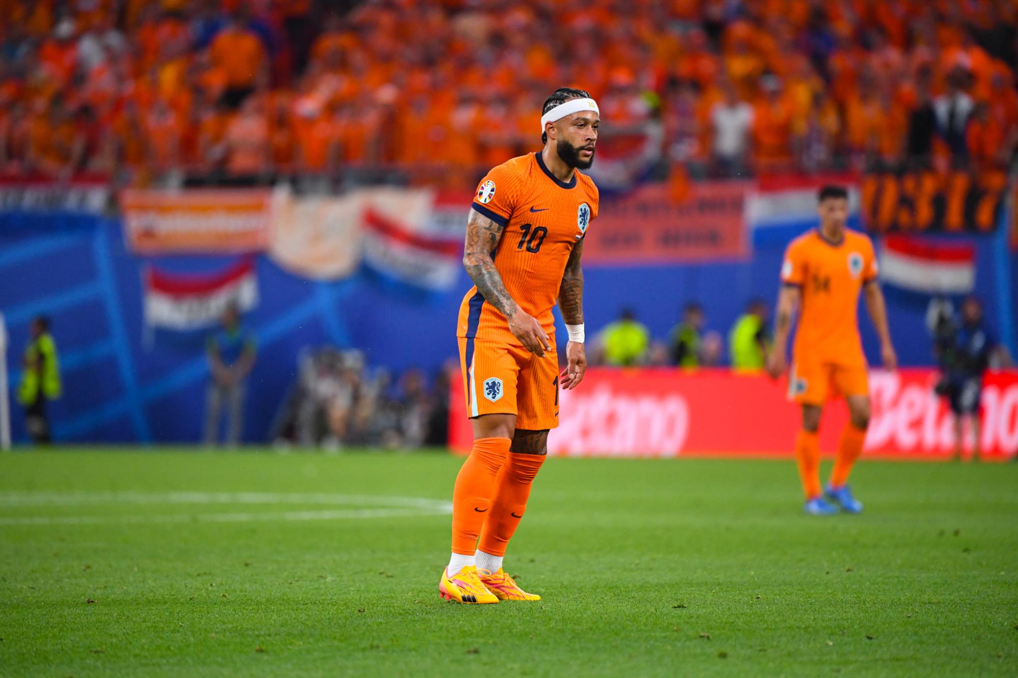 Un vol de passeport met Memphis Depay et les Pays-Bas dans l'embarras