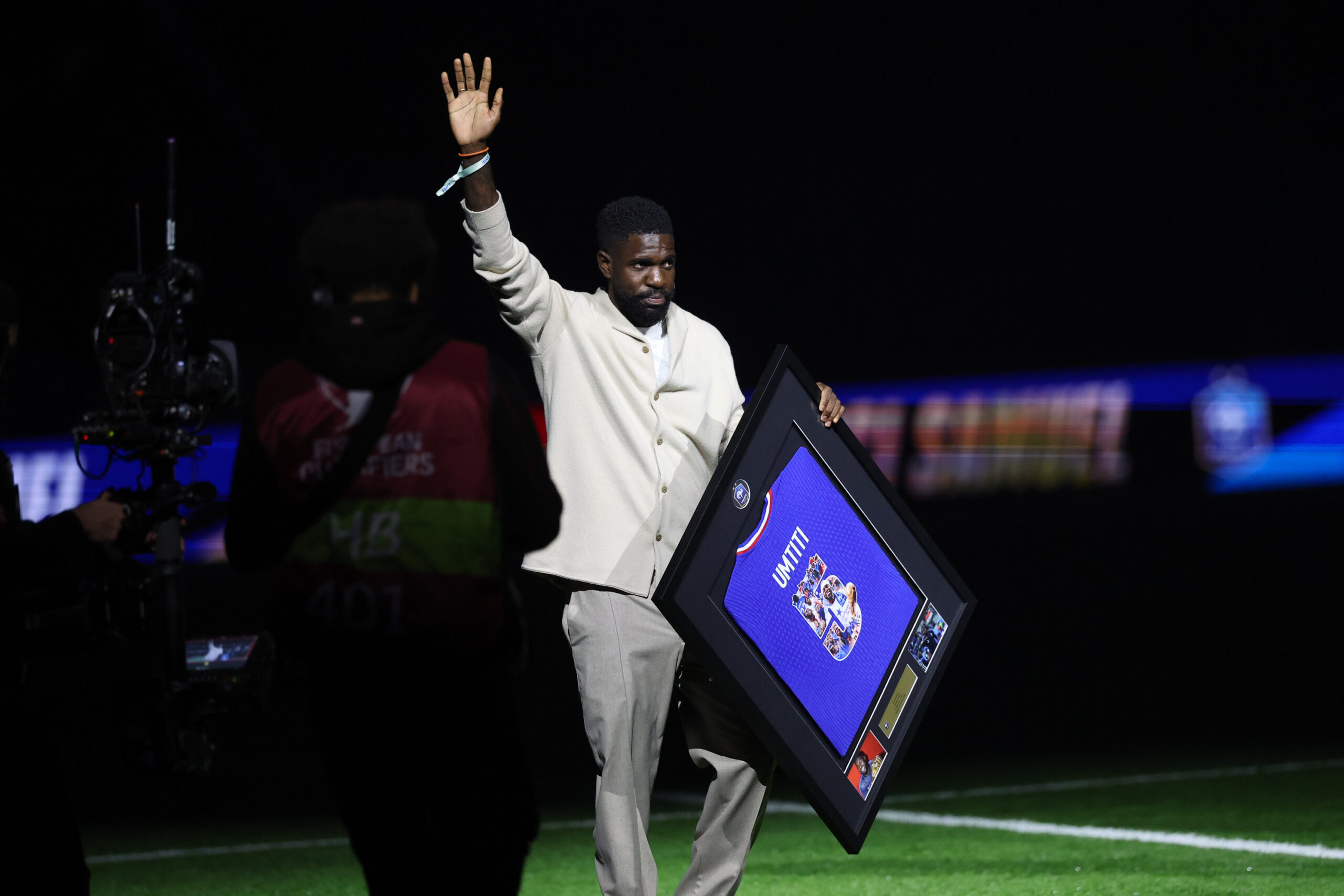 Le défenseur retraité Samuel Umtiti honoré au Parc des Princes avant France-Azerbaïdjan