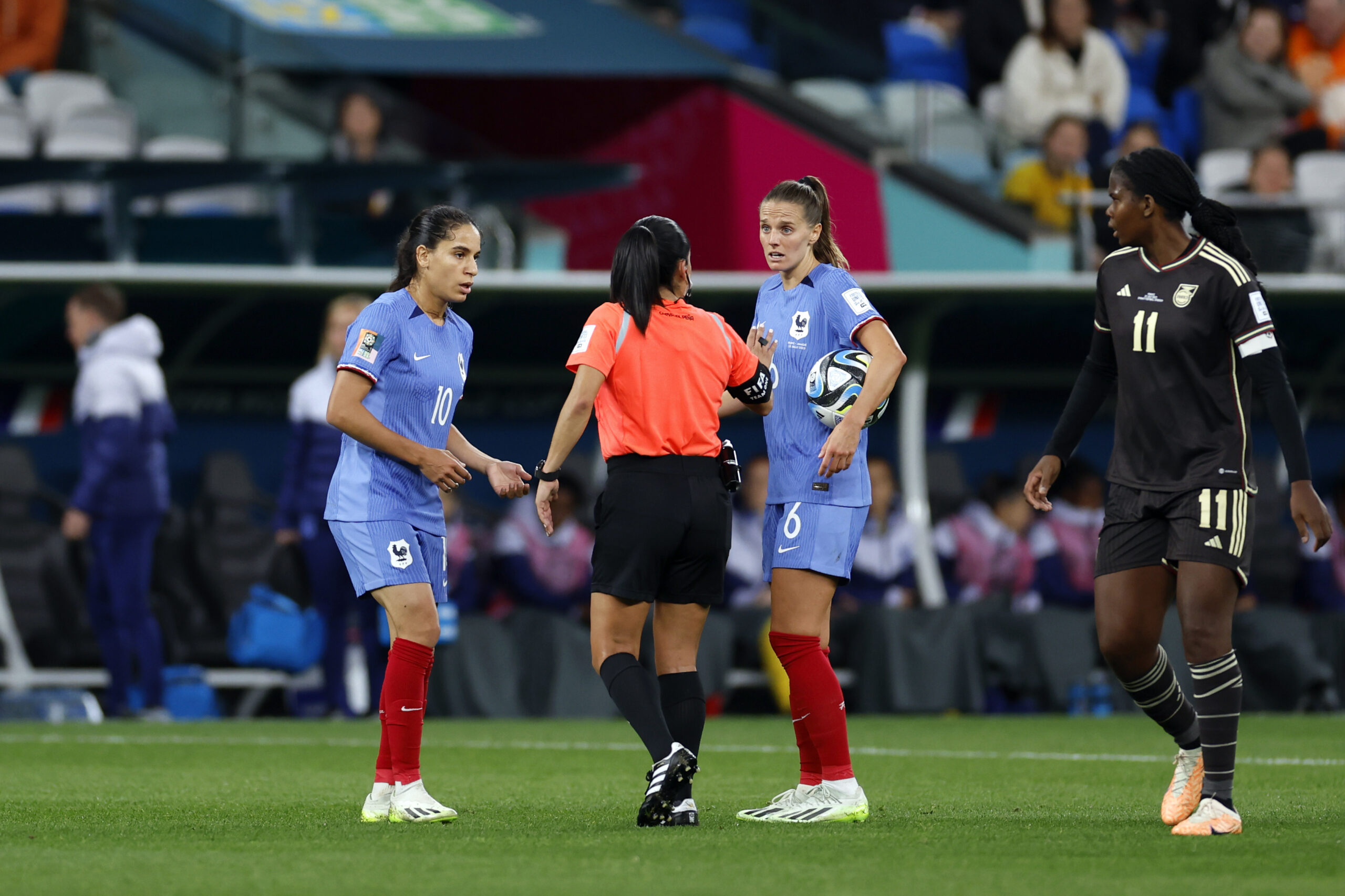 Équipe de France féminine : Amel Majri et Sandie Toletti, les cadres se dérobent