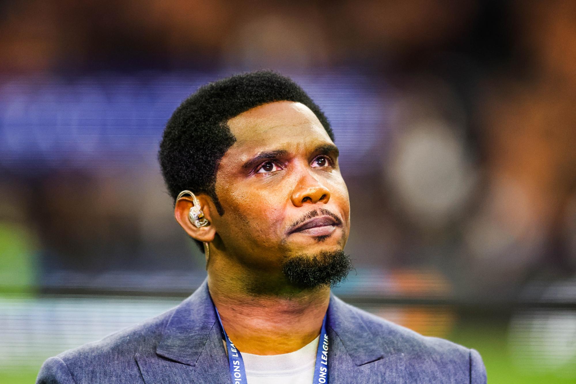 Samuel Eto'o se chauffe avec des supporters camerounais