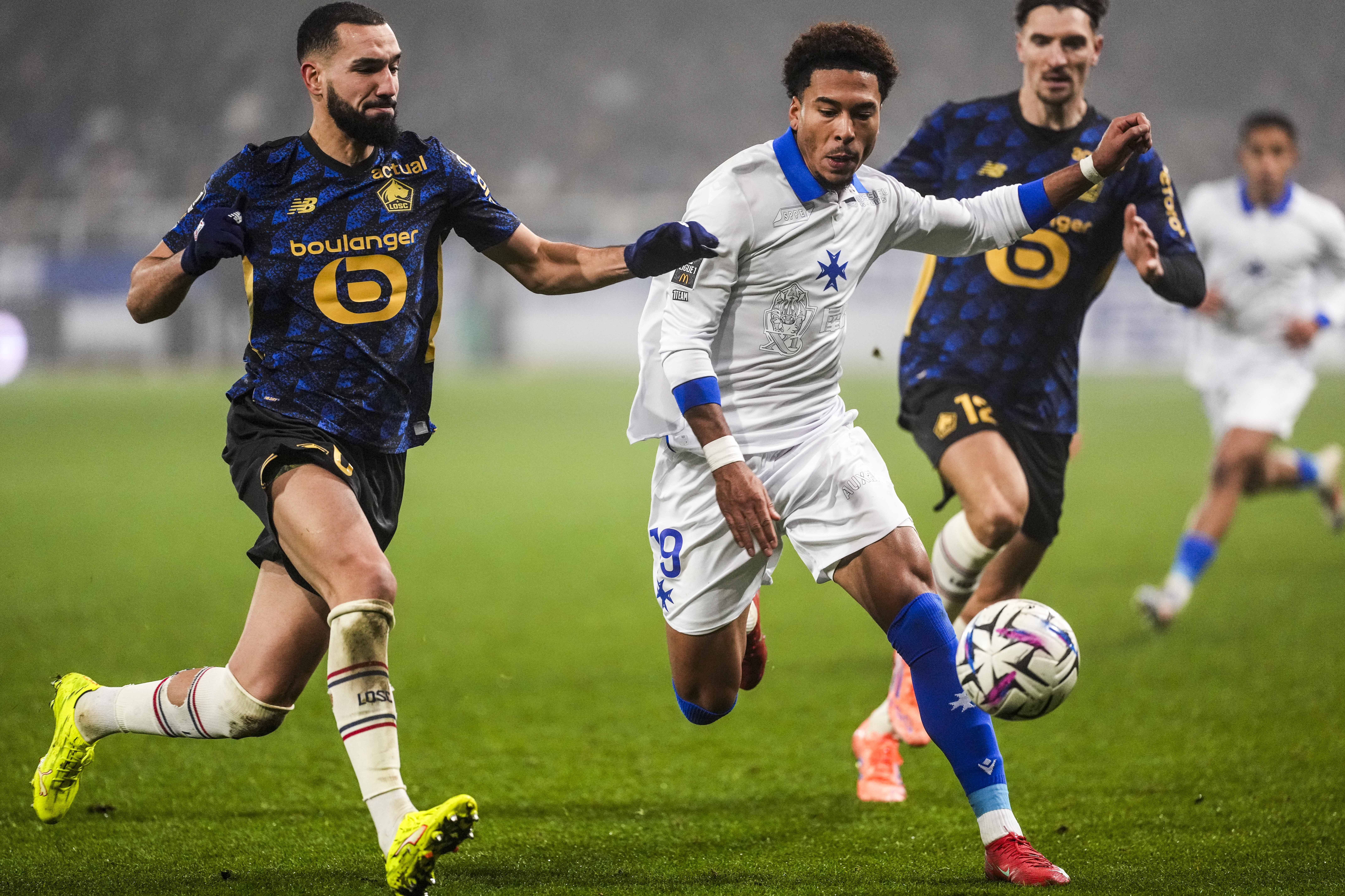 Sept buts et quatre cartons rouges : victoire complètement folle pour Lille à Auxerre