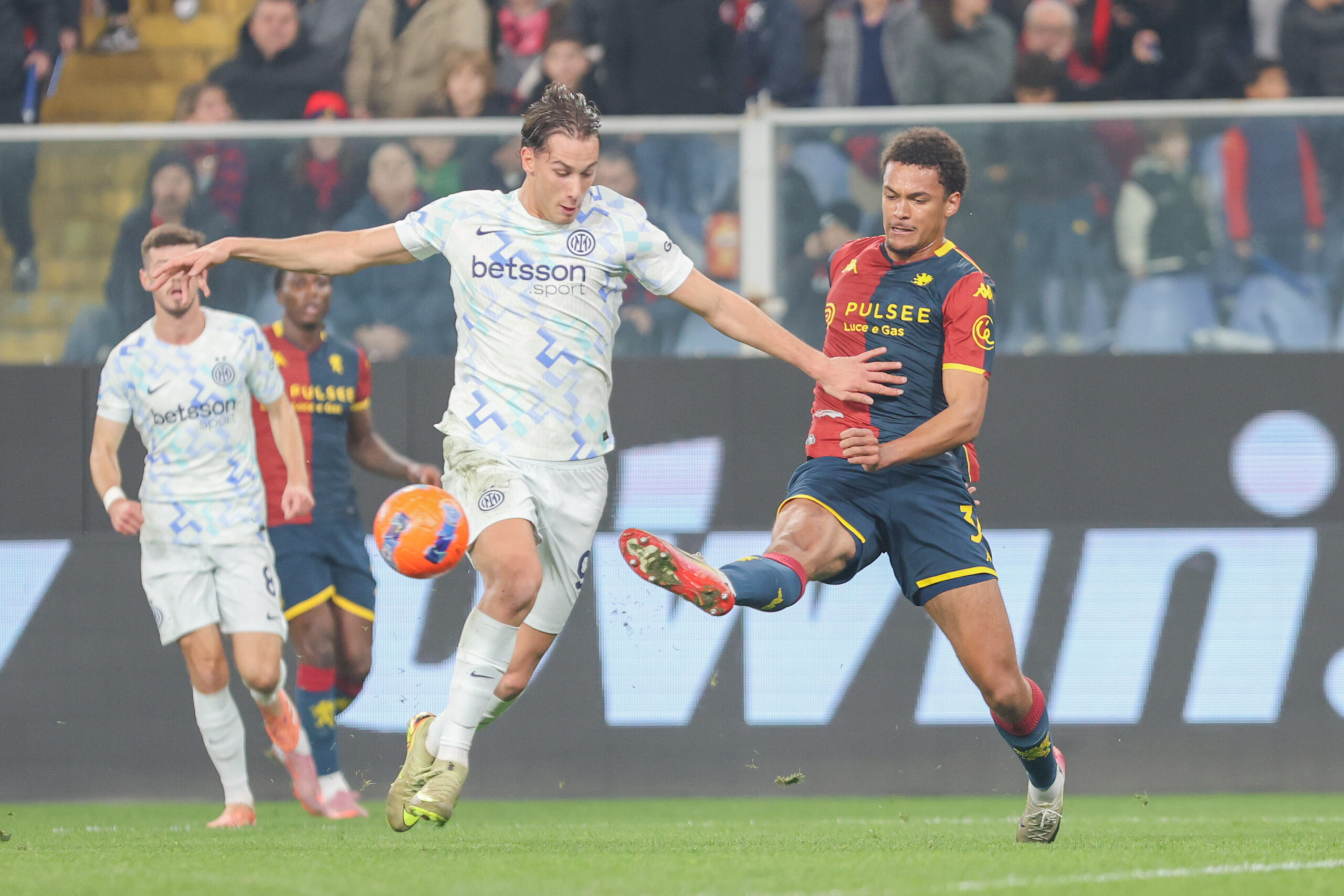 L'Inter dompte le Genoa et prend les commandes de la Serie A