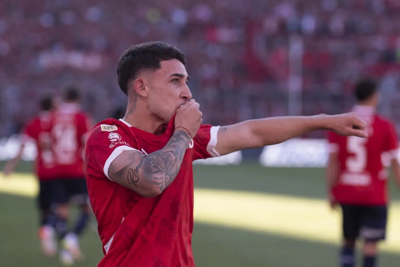 Santiago Montiel, l'ailier du CA Independiente, remporte le prix Puskás