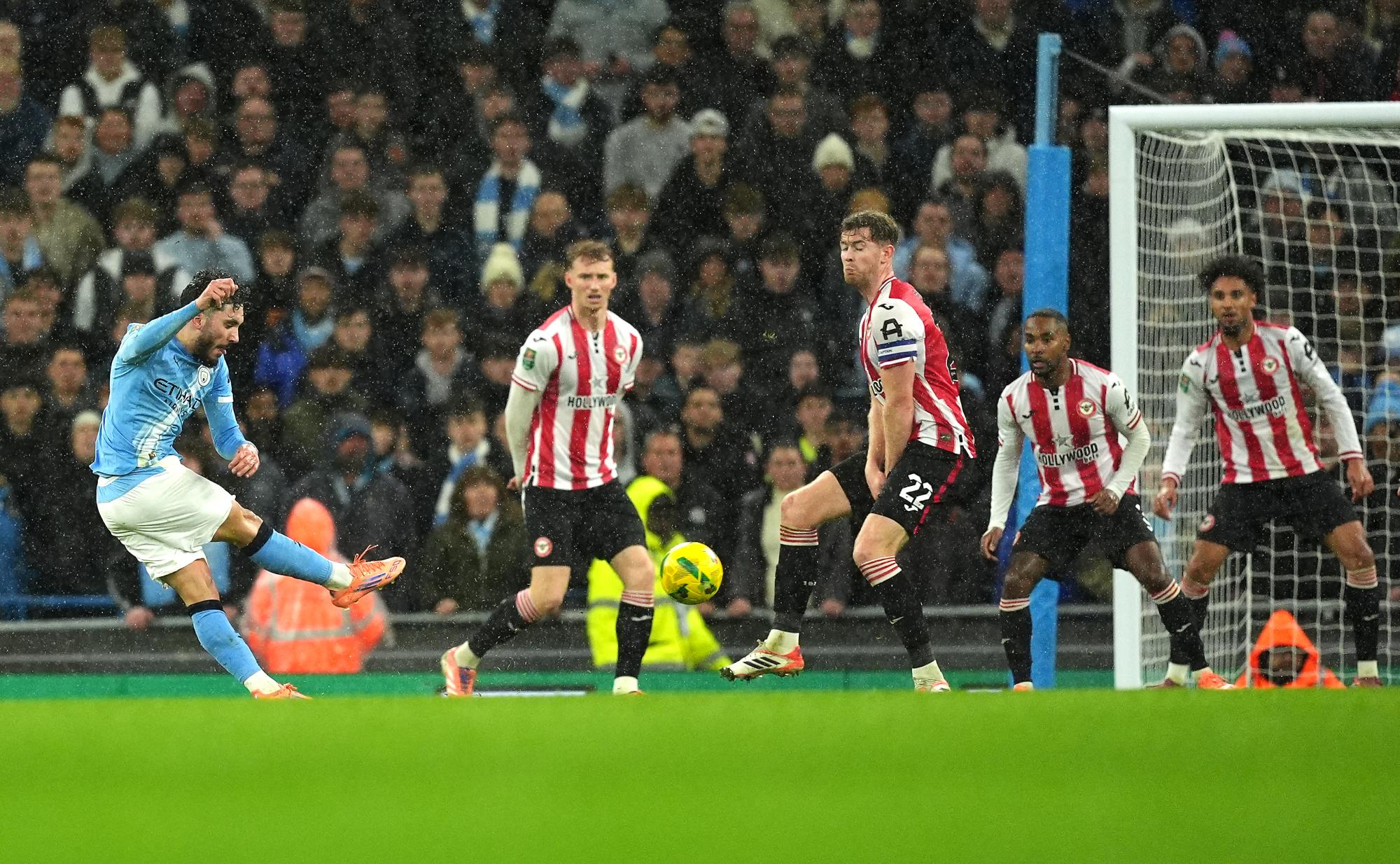 Un banger de Rayan Cherki contre Brentford porte Manchester City vers les demies de League Cup