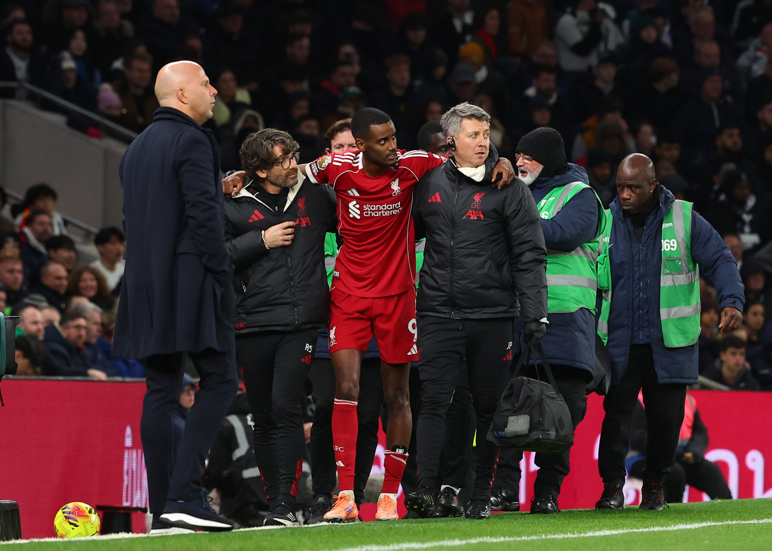 Liverpool : Fracture du péroné confirmée pour l'attaquant suédois Alexander Isak, blessé pour plusieurs mois