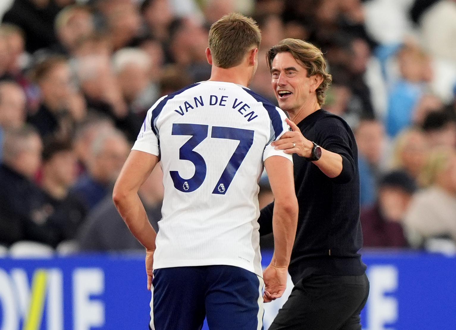 L'entraîneur de Tottenham Thomas Frank vient à la rescousse de Micky van de Ven après son tacle sur Isak