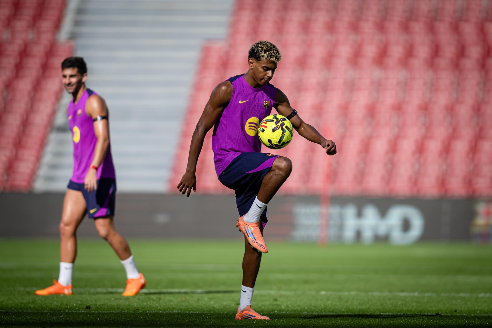 Lamine Yamal tape la balle avec des enfants sur une plage de Dubaï