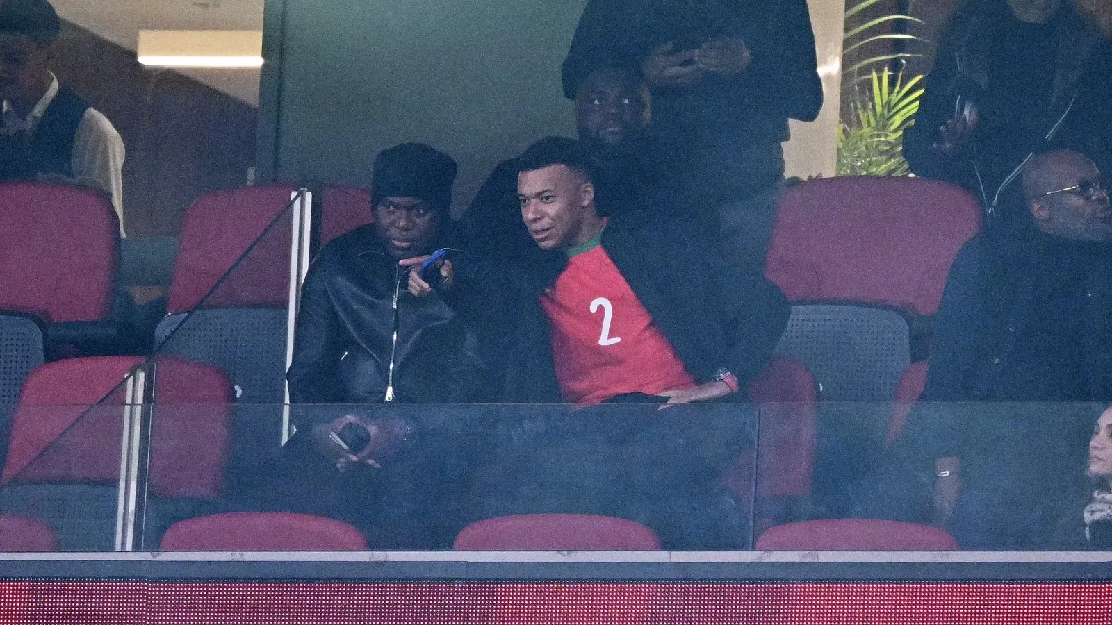 Kylian Mbappé assiste à Maroc-Mali avec le maillot d'Hakimi