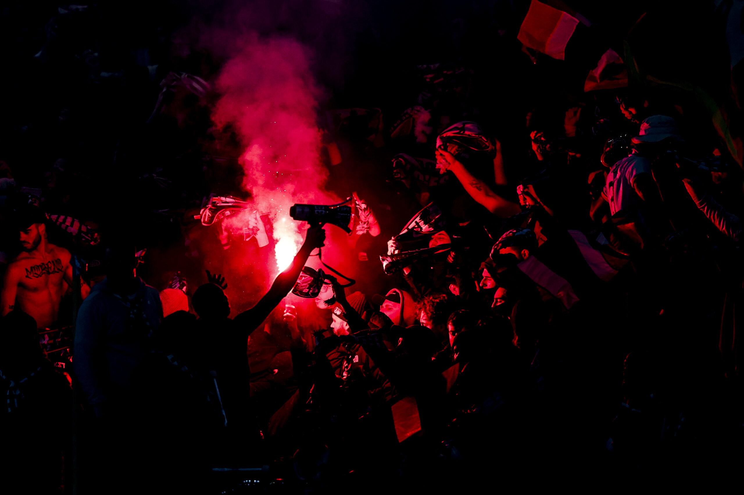 PSG : Une quarantaine de supporters parisiens interpellés après des craquages de fumigènes devant la tour Eiffel pour célébrer l'année 2025 du club de la capitale