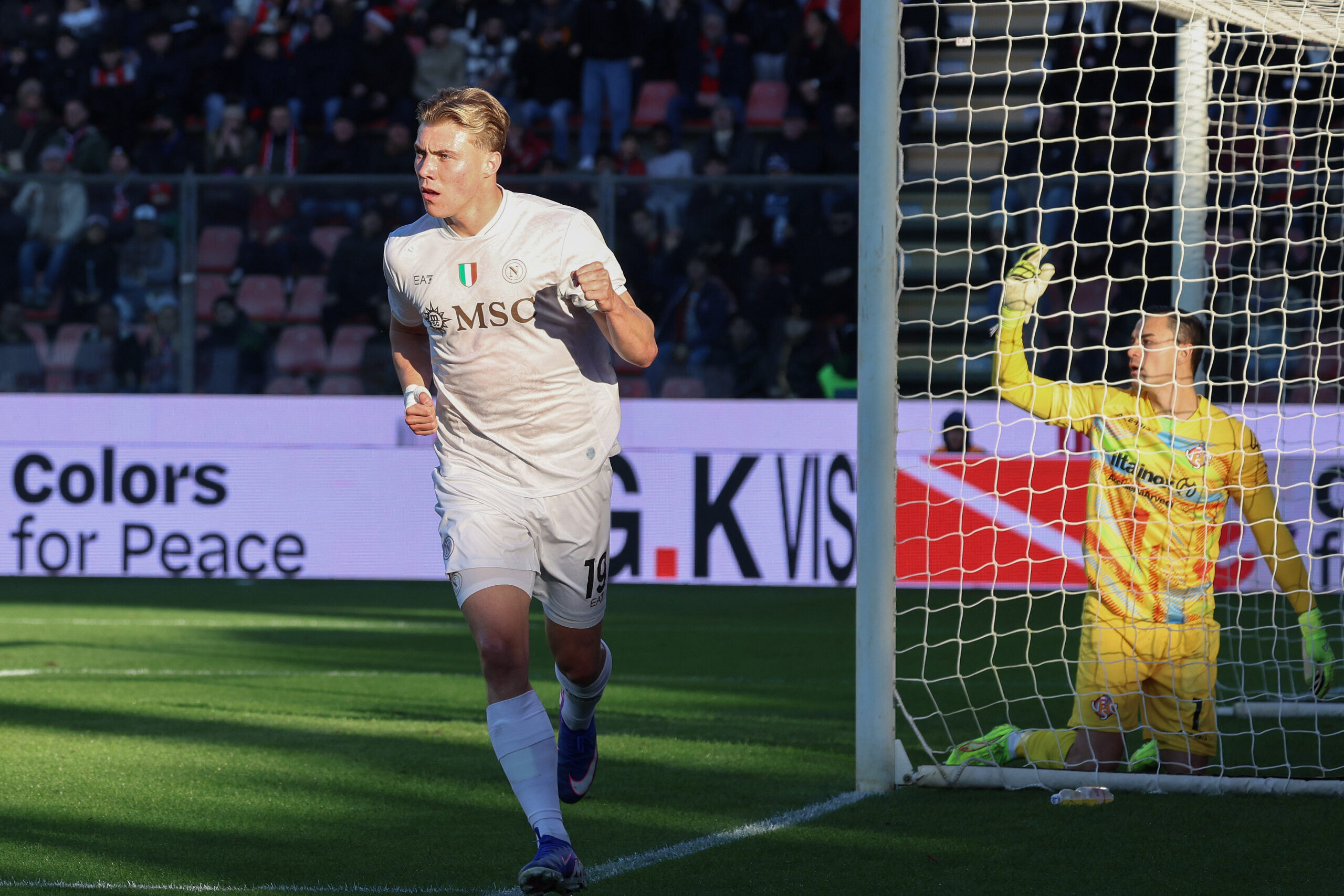 Naples bat la Cremonese et remet la pression sur Milan grâce à Rasmus Højlund