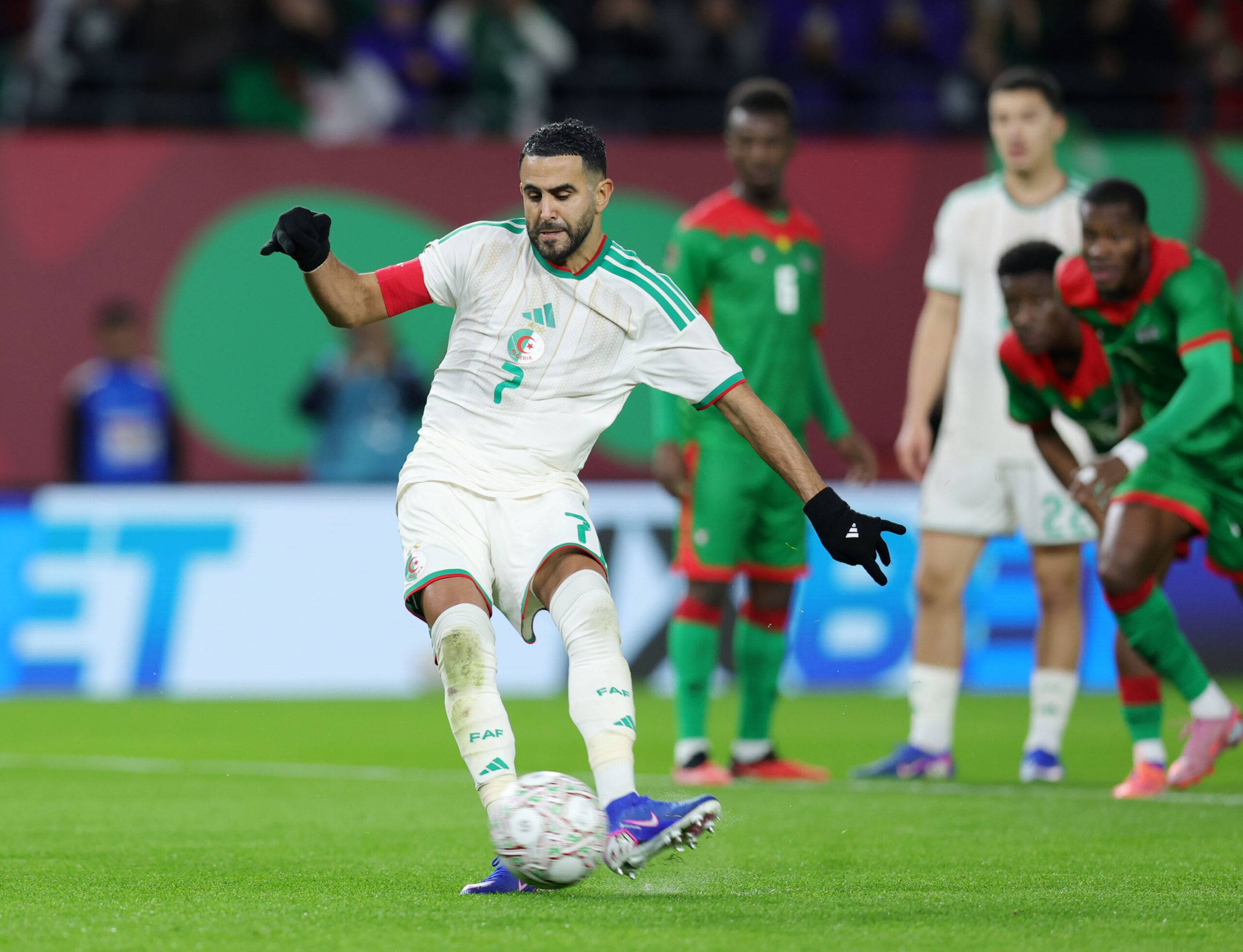 L'Algérie bat le Burkina Faso grâce à Riyad Mahrez et est de retour en huitièmes de finale de la CAN