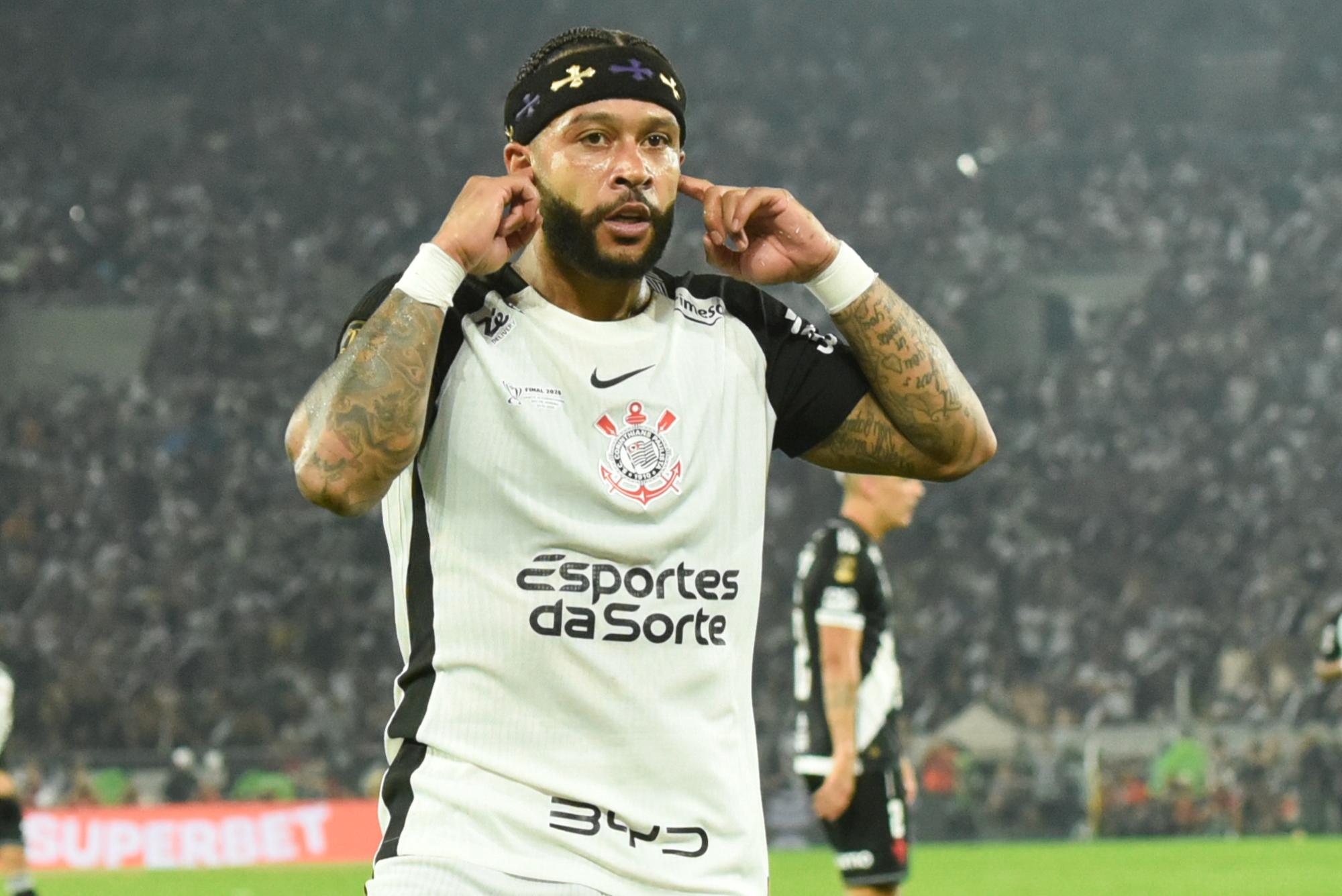 Memphis Depay dévoile un mini-documentaire sur le travail au Brésil