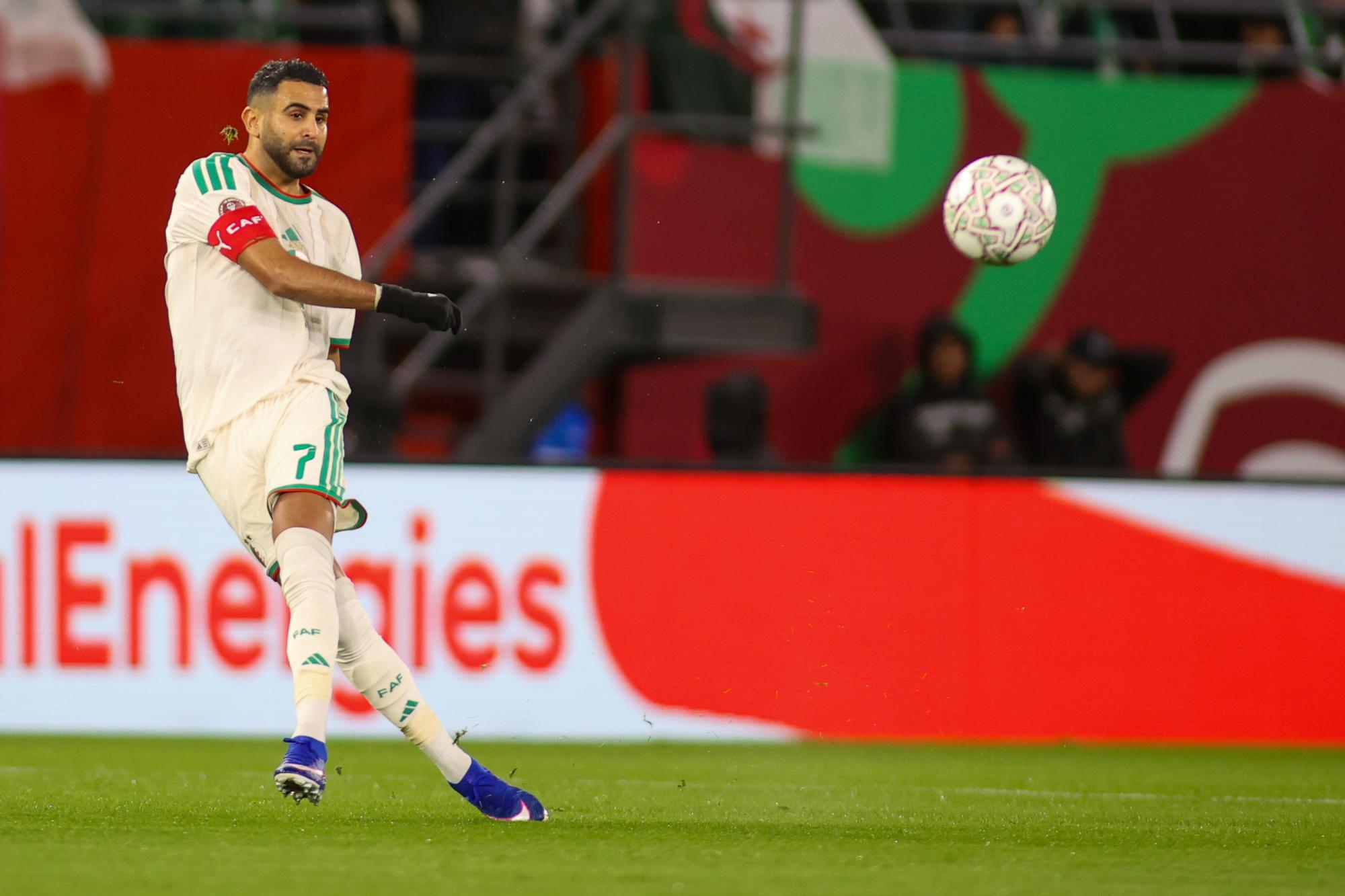 CAN 2025 : Des supporters congolais chambrent Riyad Mahrez au pied de l'hôtel de l'Algérie