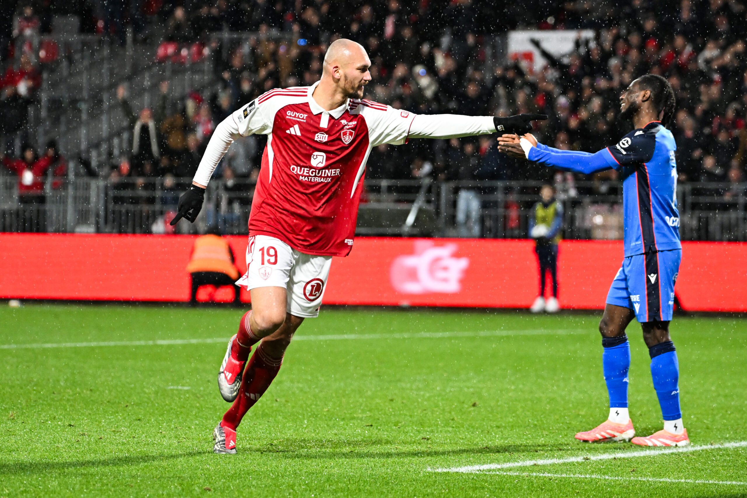 Ligue 1 : Brest fait le show contre Auxerre, Le Havre respire, Metz toujours dernier