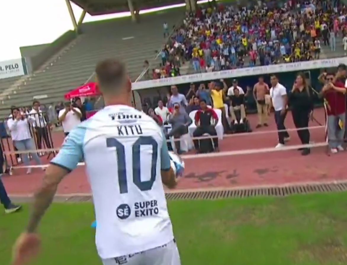 Insolite : la boulette de Kitu Díaz pour sa présentation à Guayaquil City