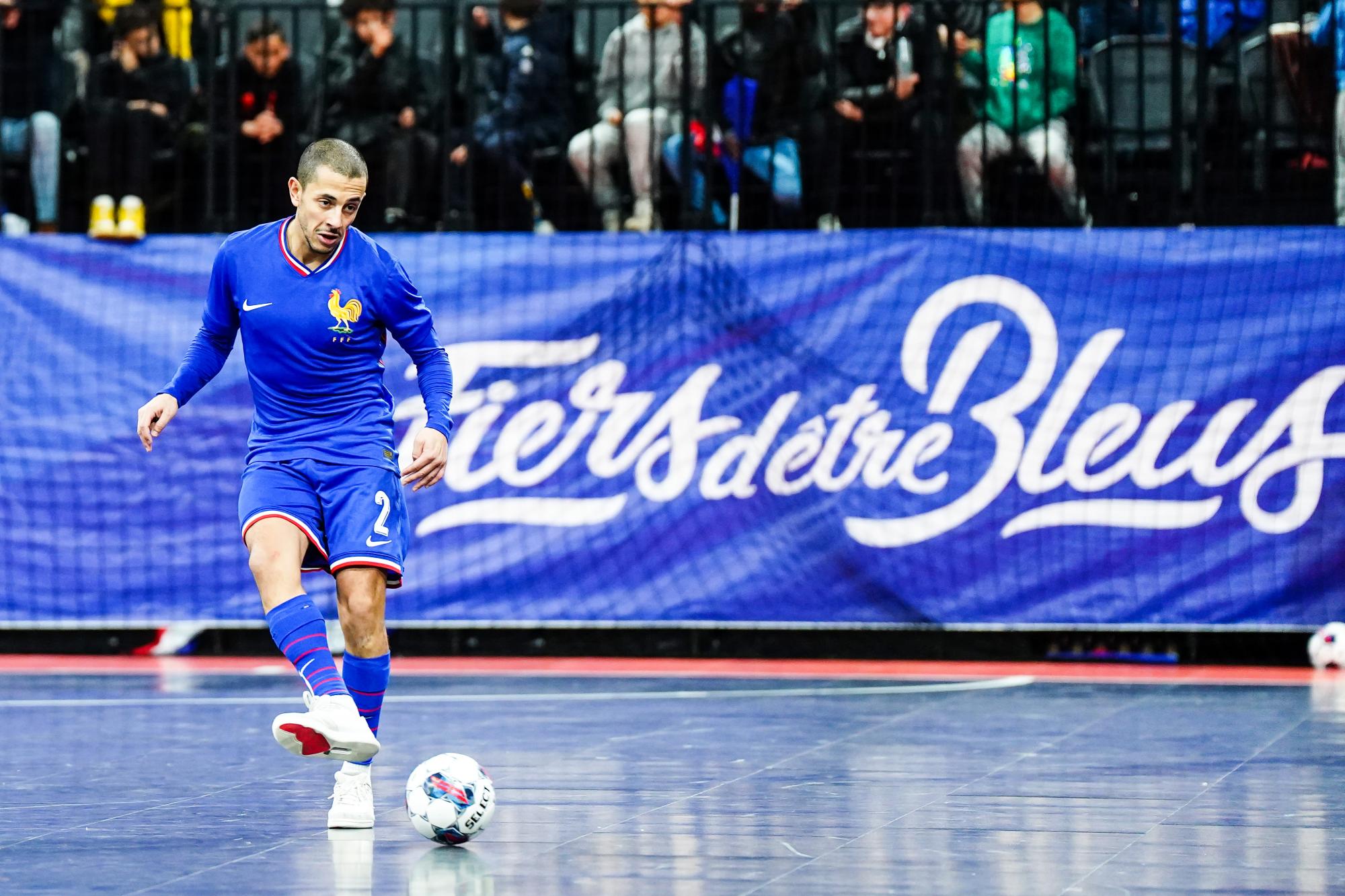Sid Belhaj, recordman de sélections de l'équipe de France de futsal et vendeur chez Decathlon, avant le début de l'Euro : «/Le ballon est plus facile à manier que la canne à pêche/»