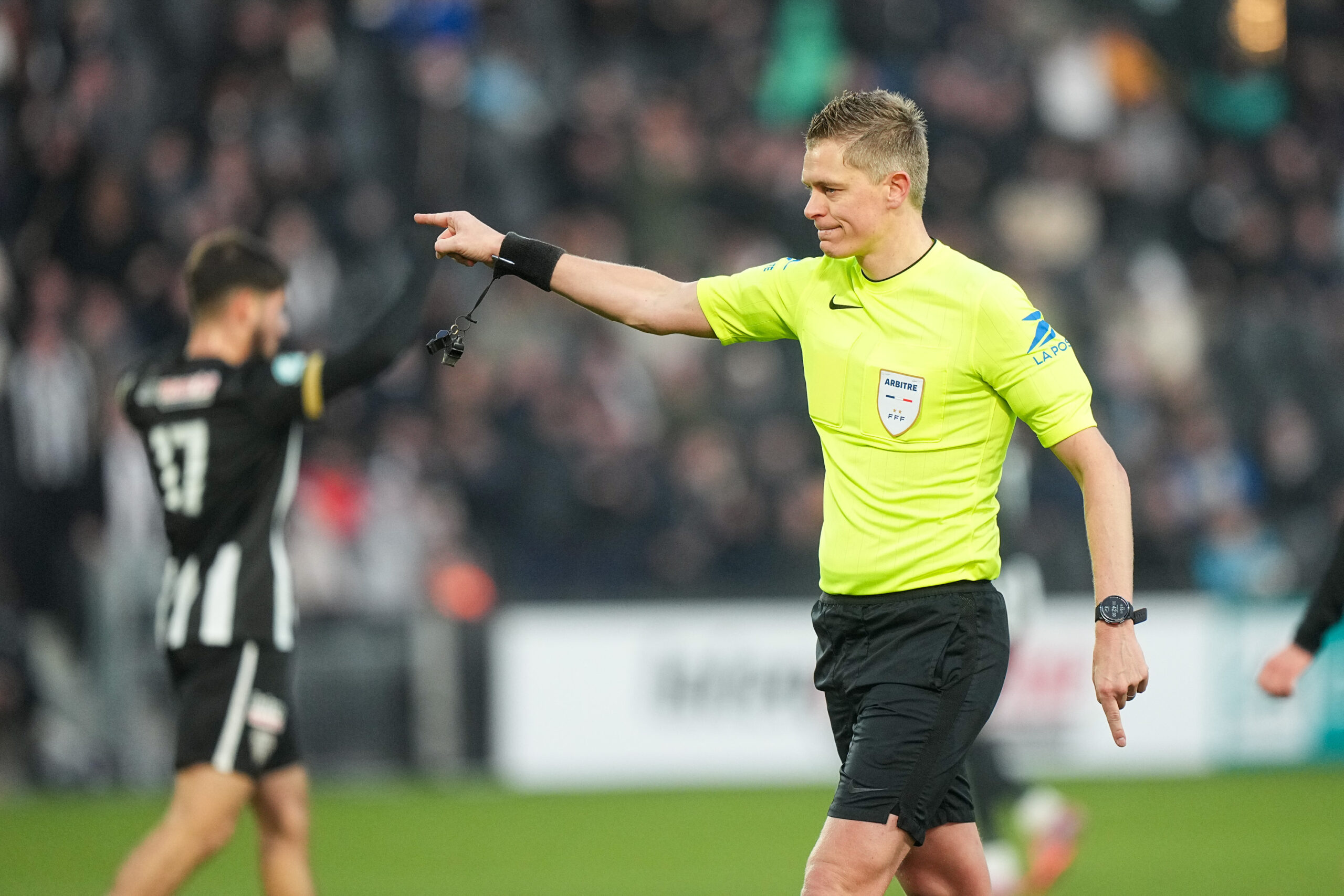 Drôle de séquence en Coupe de France : l'arbitre Marc Bollengier confond sa droite et sa gauche pendant le tirage au sort avant la séance de tirs au but du match Angers-Toulouse