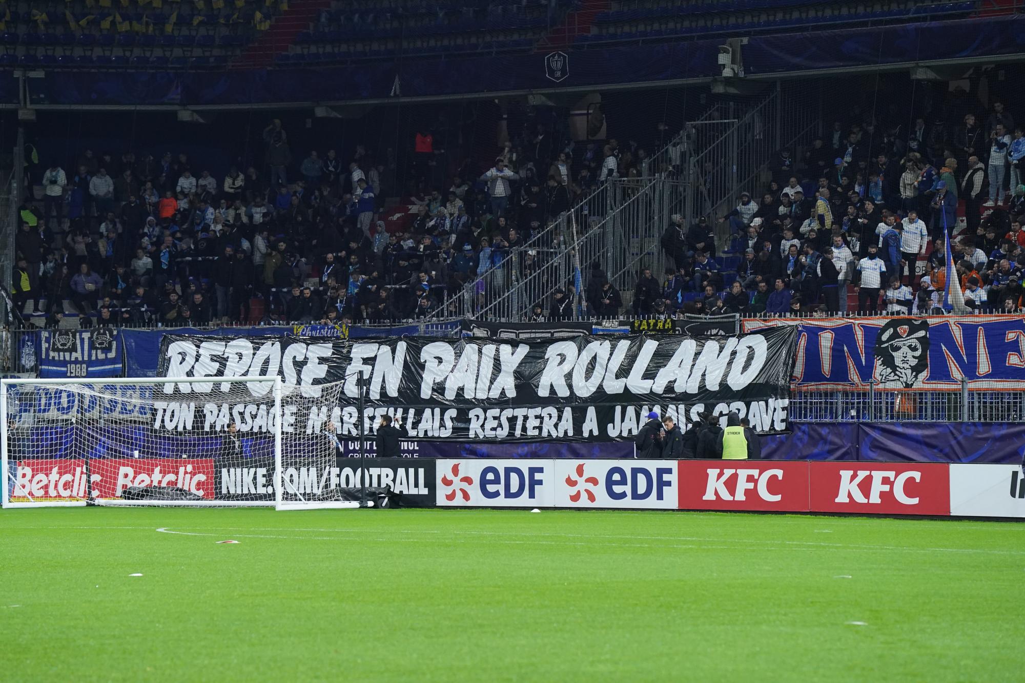 Coupe de France : Les supporters marseillais rendent un dernier hommage à Rolland Courbis avant le coup d'envoi de Bayeux-OM