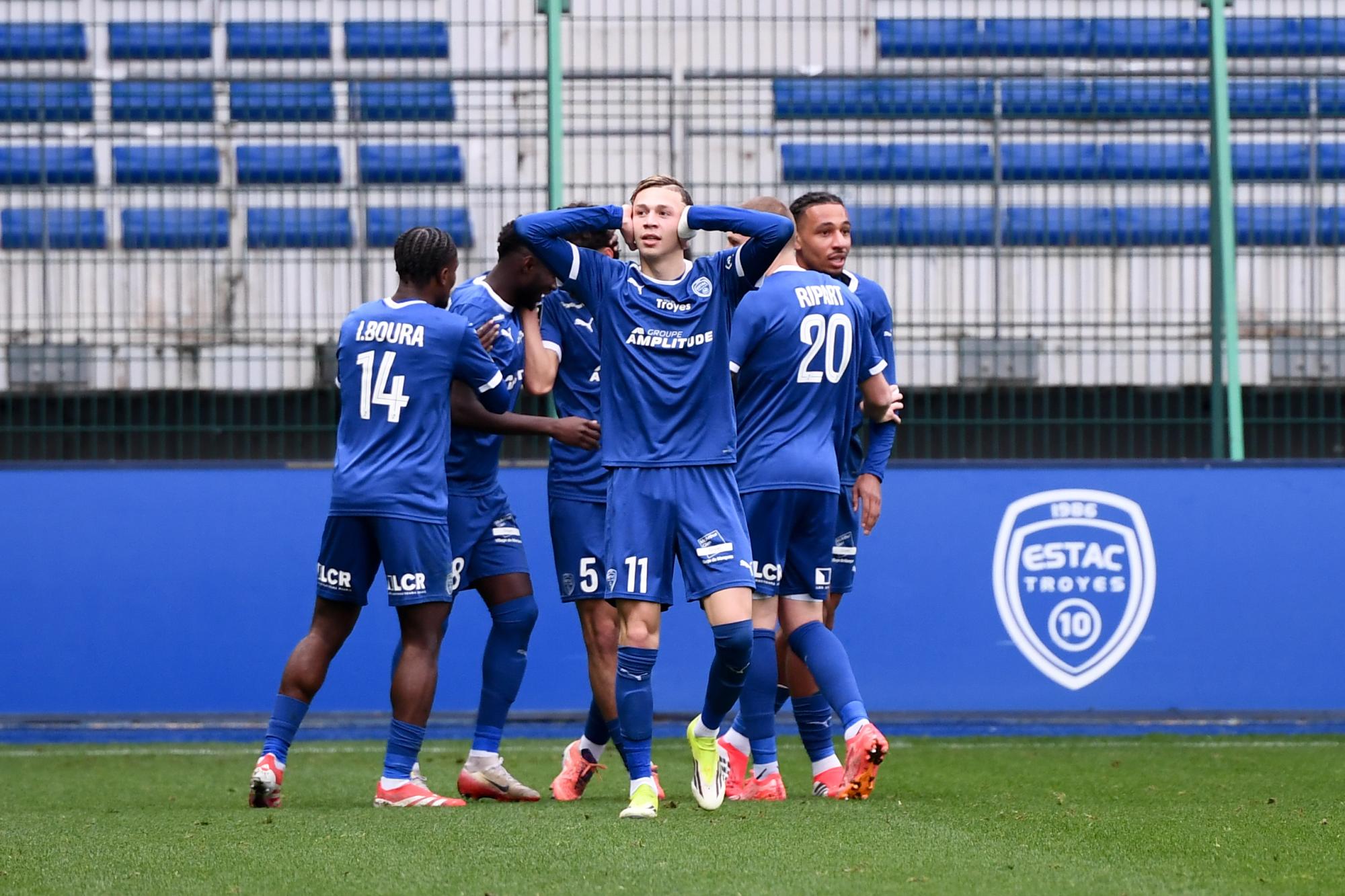 Ligue 2 : Troyes gagne encore contre Reims en infériorité numérique, le Red Star bat Grenoble à onze contre dix
