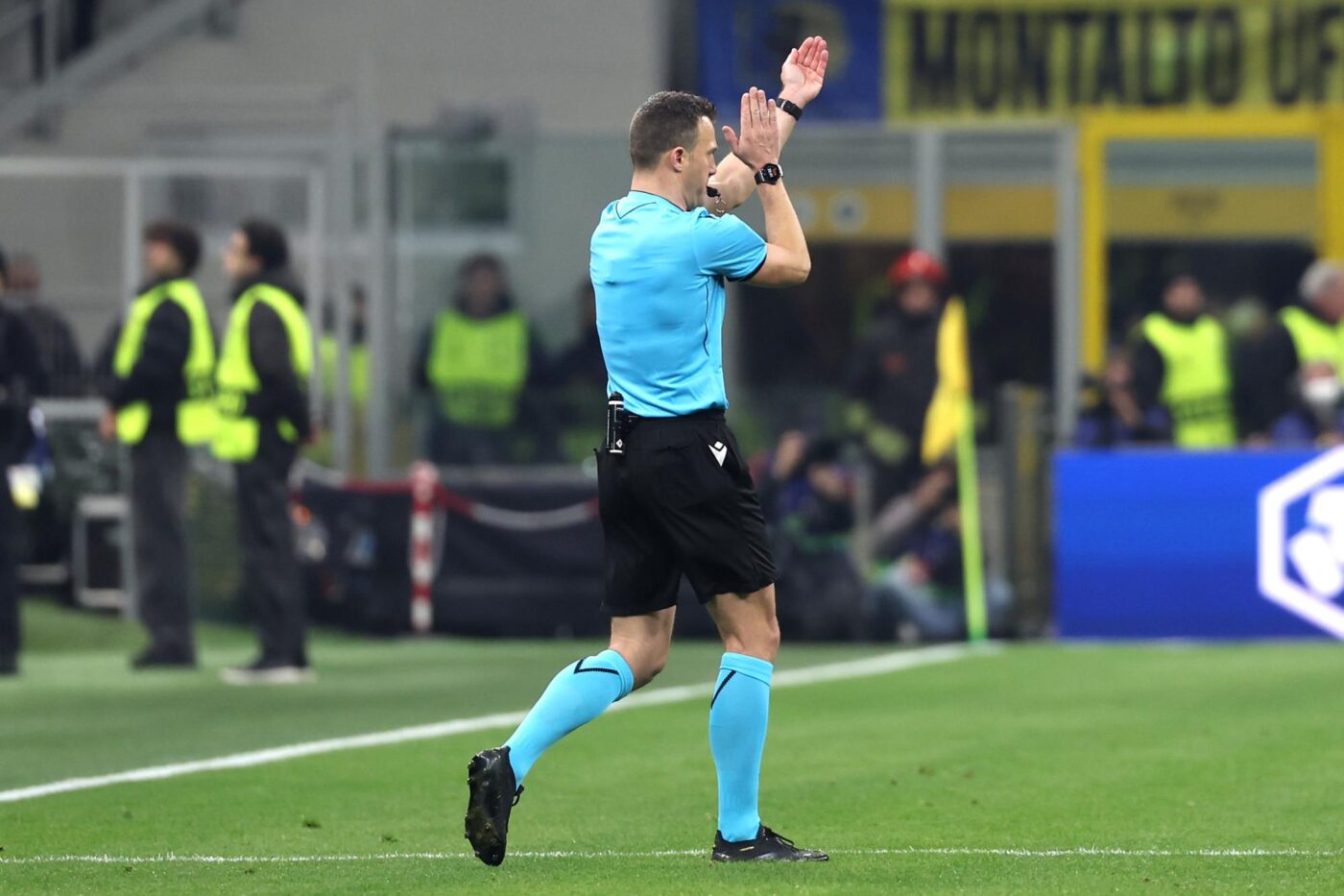 Comment l’intelligence artificielle peut davantage aider les arbitres, de plus en plus critiqués dans le foot ?