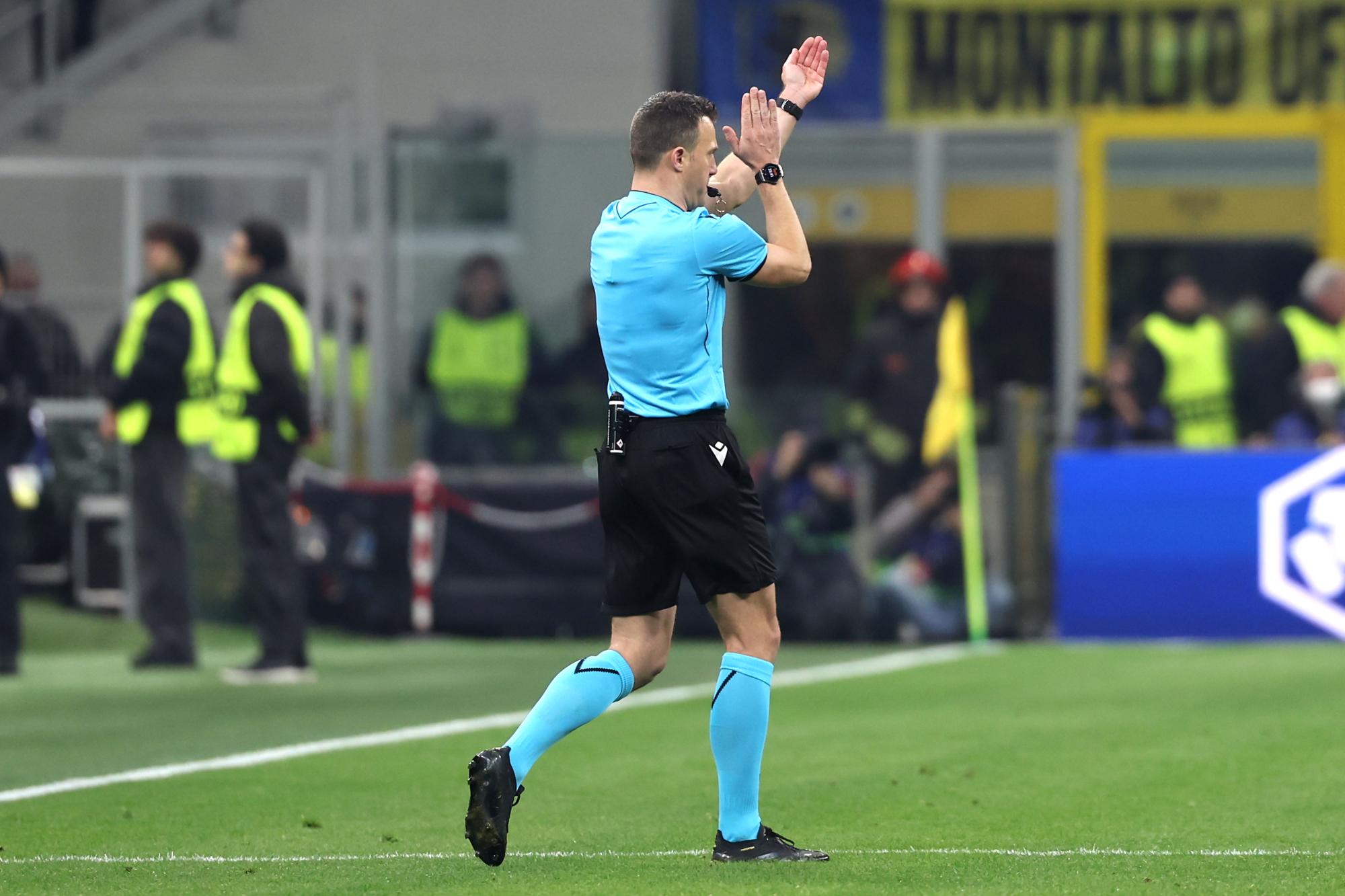 Comment l'intelligence artificielle peut davantage aider les arbitres, de plus en plus critiqués dans le foot ?