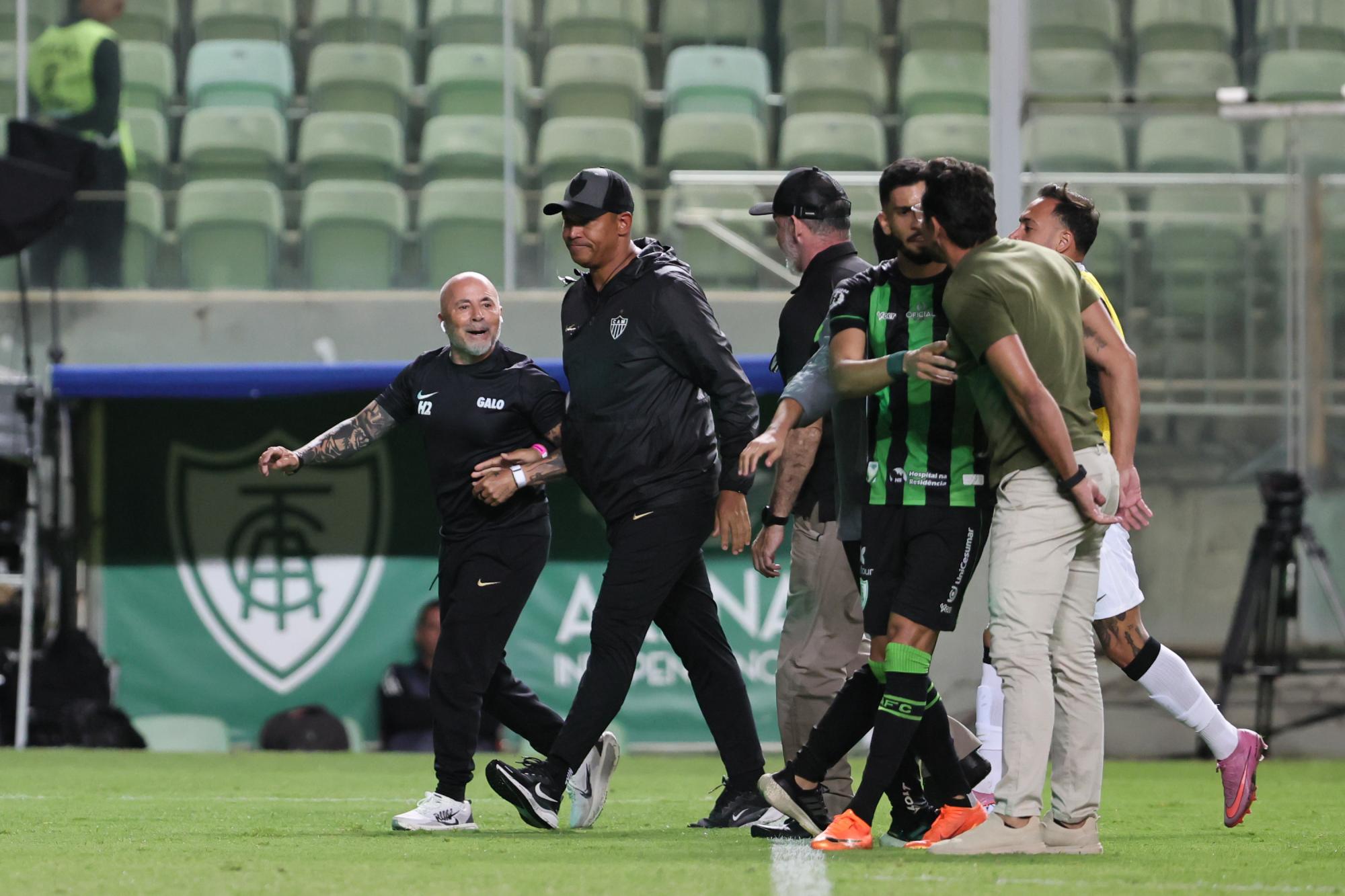 Traité de nain, Jorge Sampaoli déclenche une bagarre