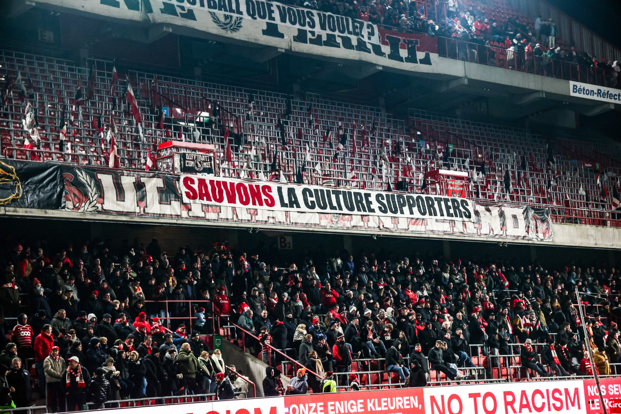 Standard de Liège : incidents avec les supporters, qui tentent d'accéder au tunnel des vestiaires des joueurs lors du match contre La Gantoise