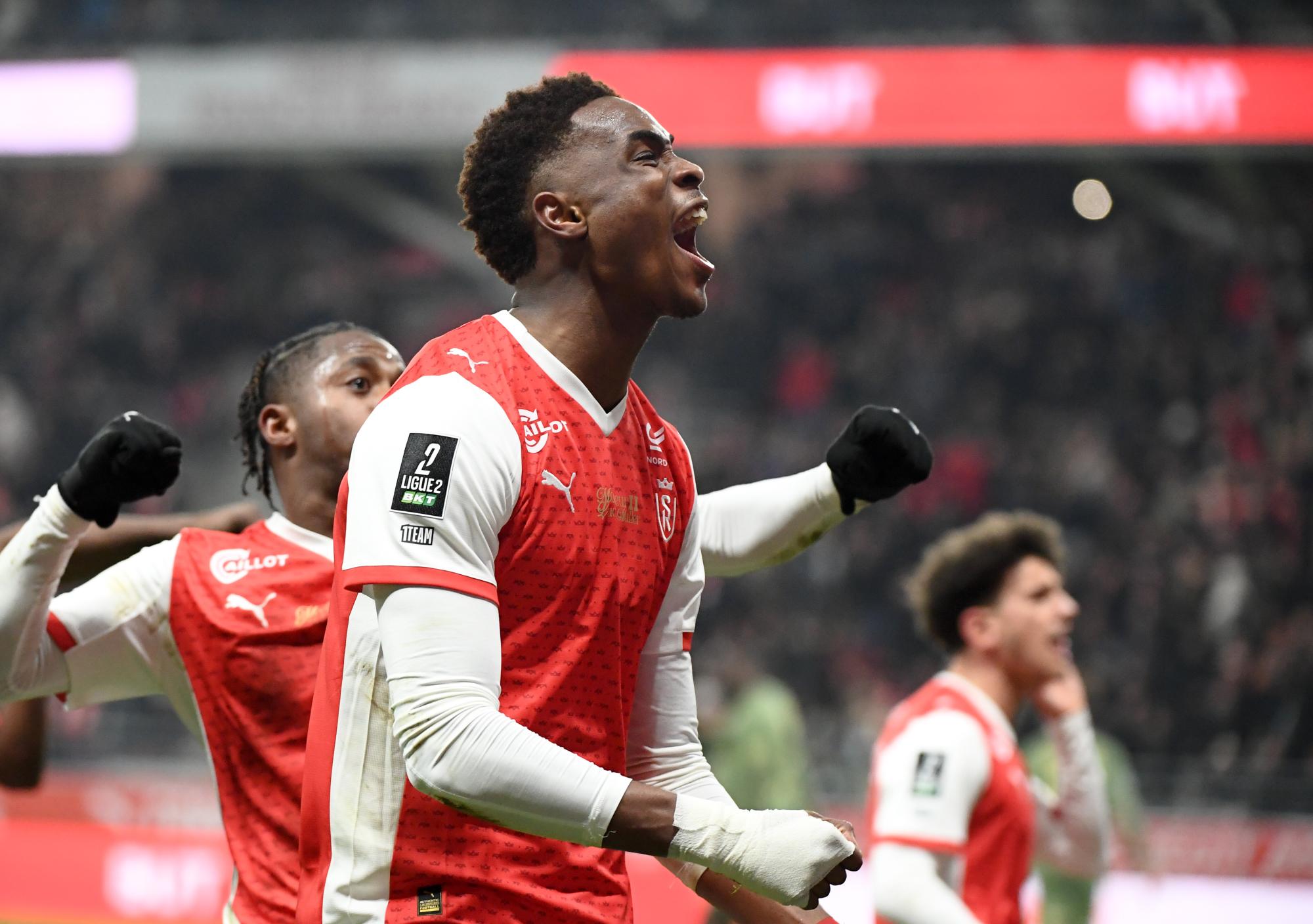 Ligue 2 : Reims fait tomber Saint-Étienne et monte sur le podium