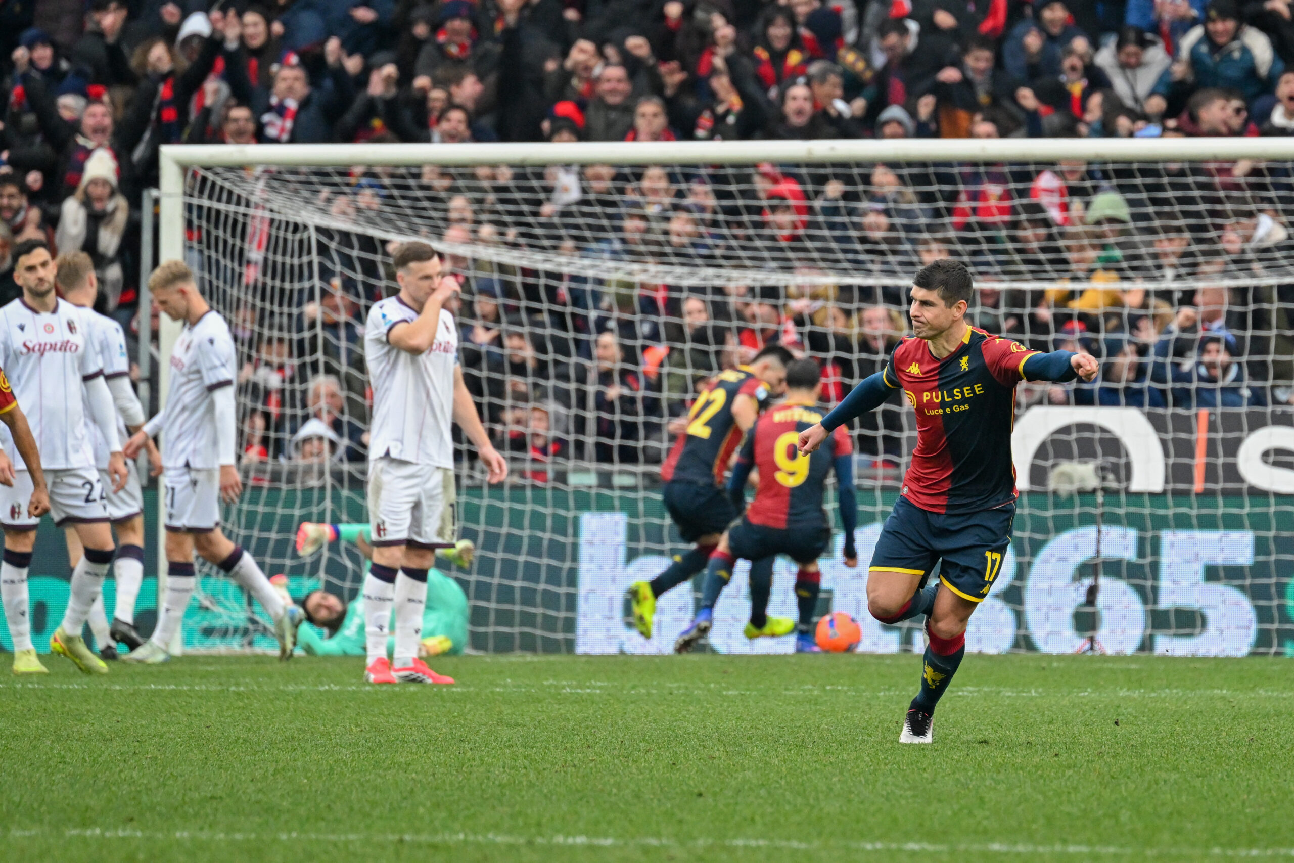 Italie - Serie A : L'ancien Marseillais Ruslán Malinovskyi marque un superbe coup franc avec le Genoa contre Bologne