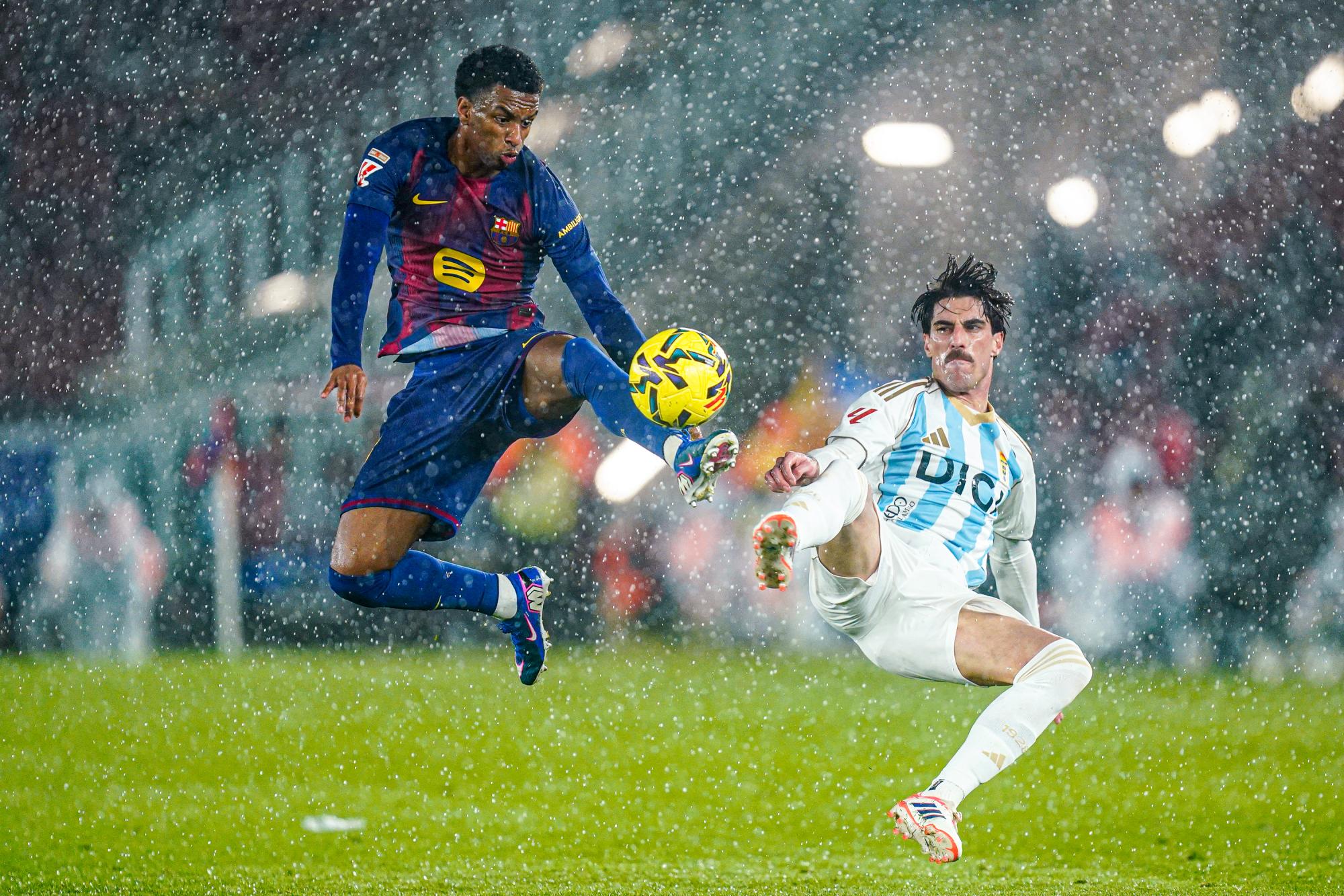 Les tribunes du Camp Nou inondées pendant le match face à Oviedo