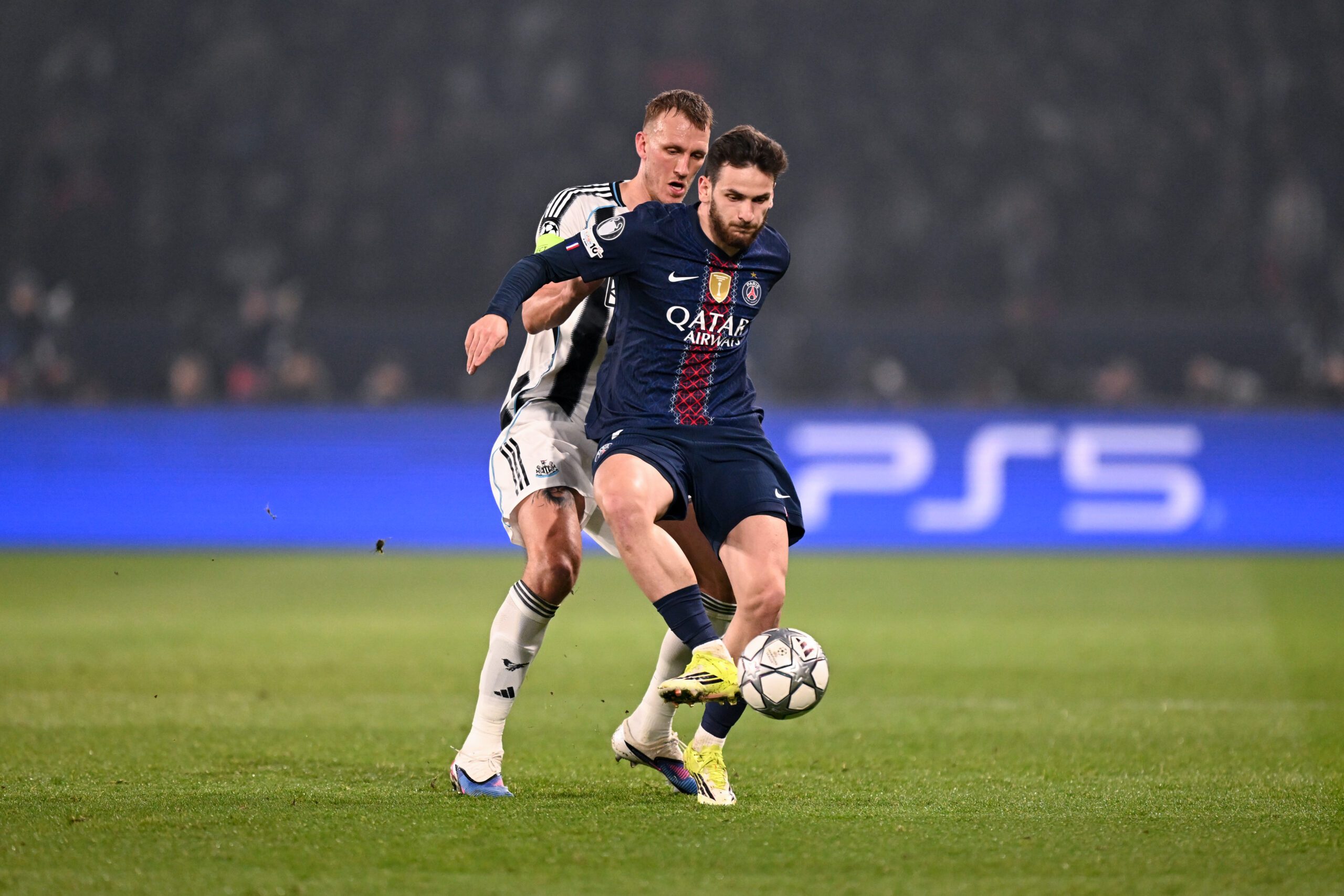 Khvicha Kvaratskhelia sort sur blessure touché à la cheville droite lors de PSG-Newcastle