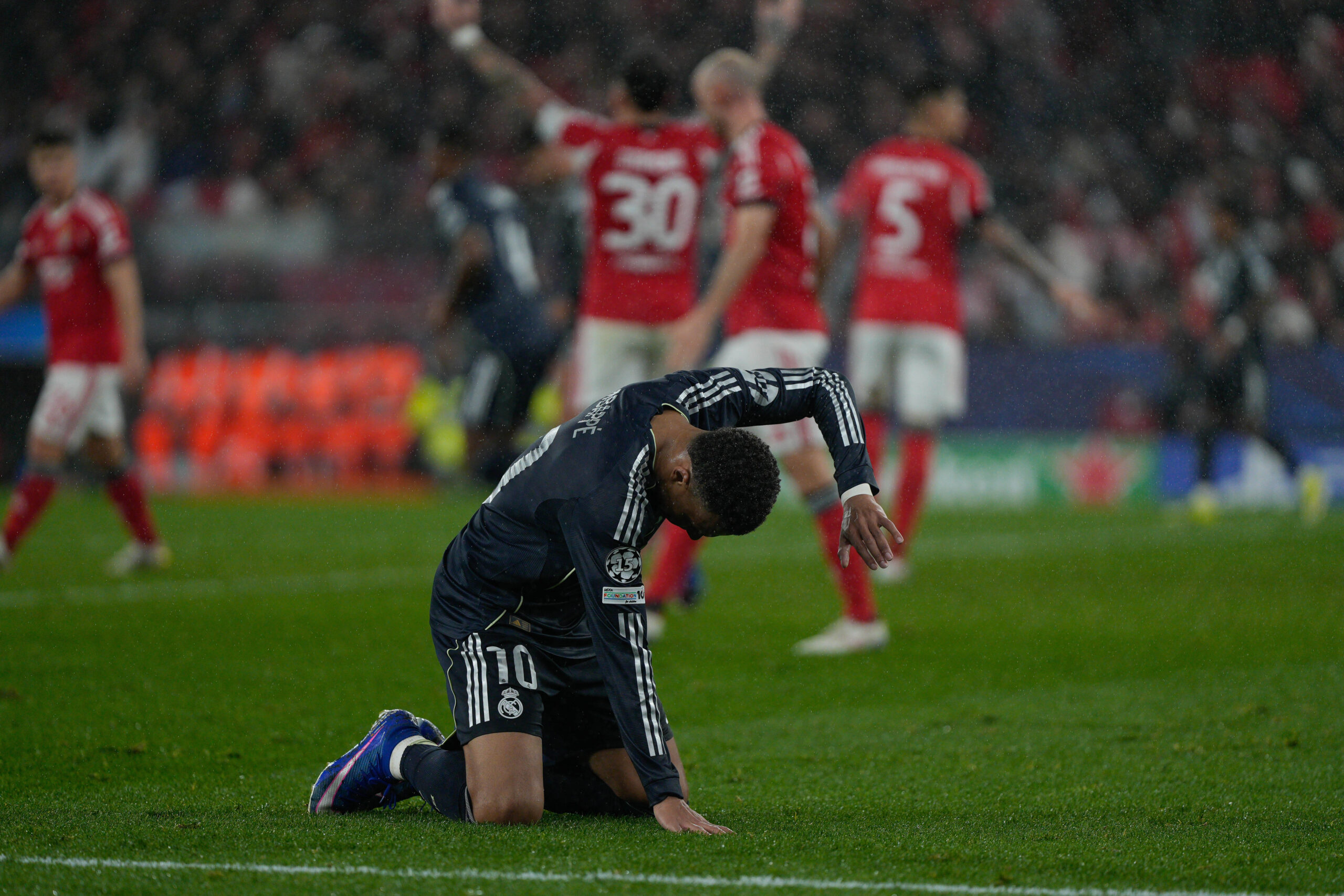 Ligue des champions : La défense lunaire du Real Madrid sur le dernier coup franc vainqueur de Benfica