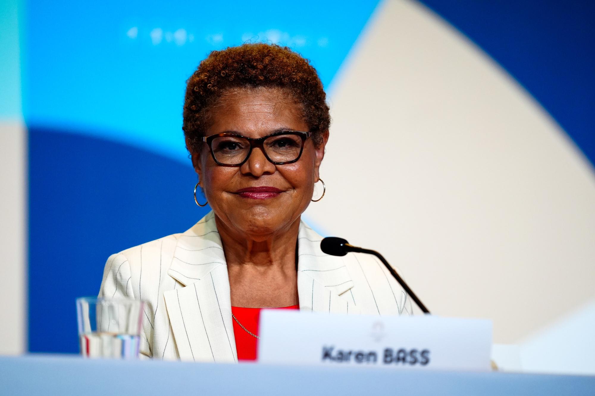 La maire de Los Angeles Karen Bass demande à Trump de rassurer les fans pour le Mondial