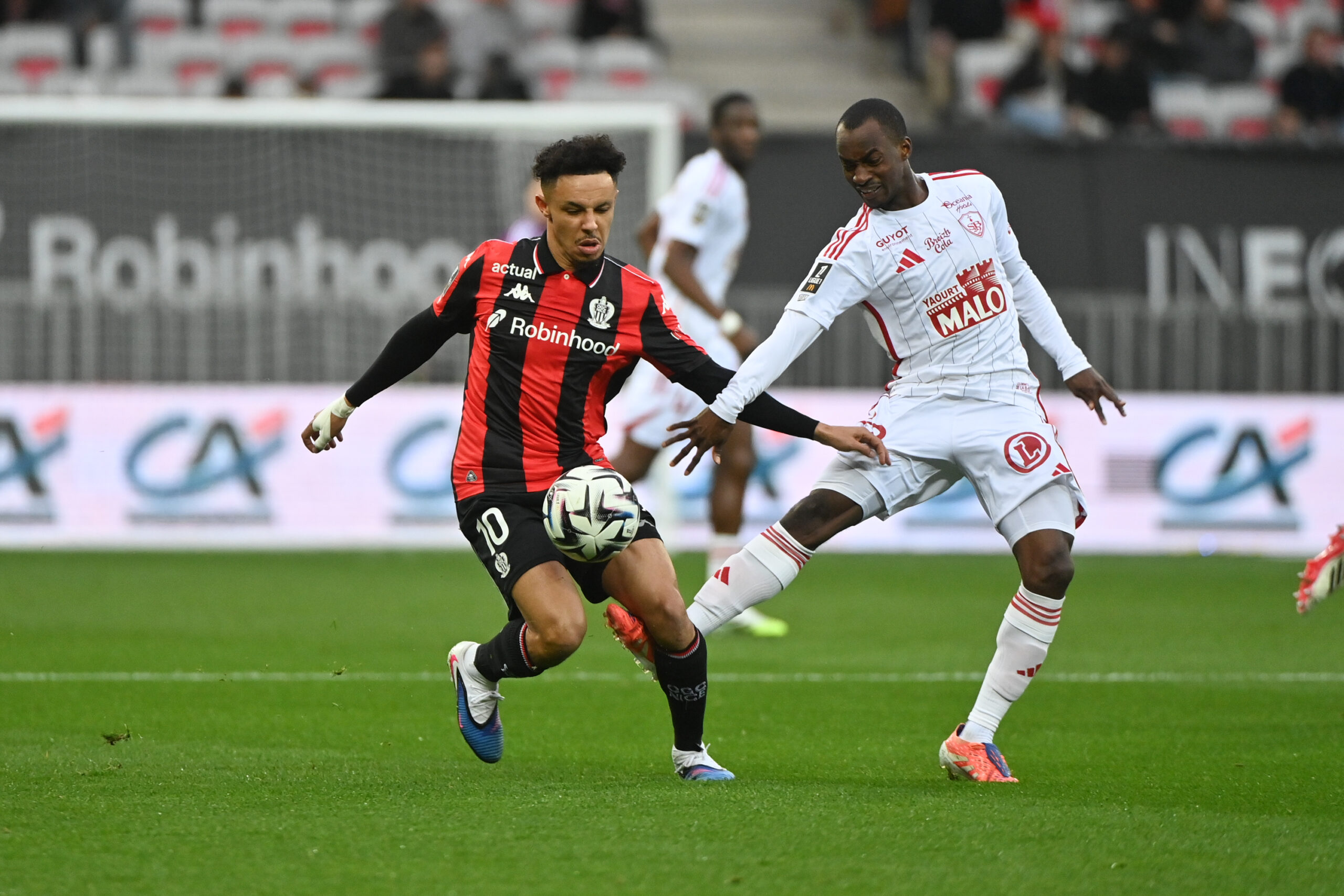 Ligue 1 : Nice revient de nulle part contre Brest, Angers enfonce Metz, Toulouse et Auxerre s'ennuient