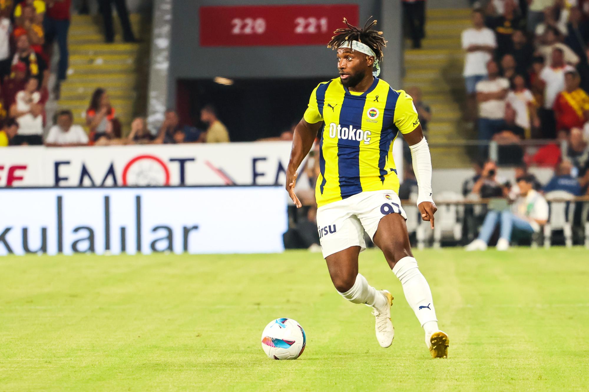 Mercato : Allan Saint-Maximin signe un contrat courte durée à Lens