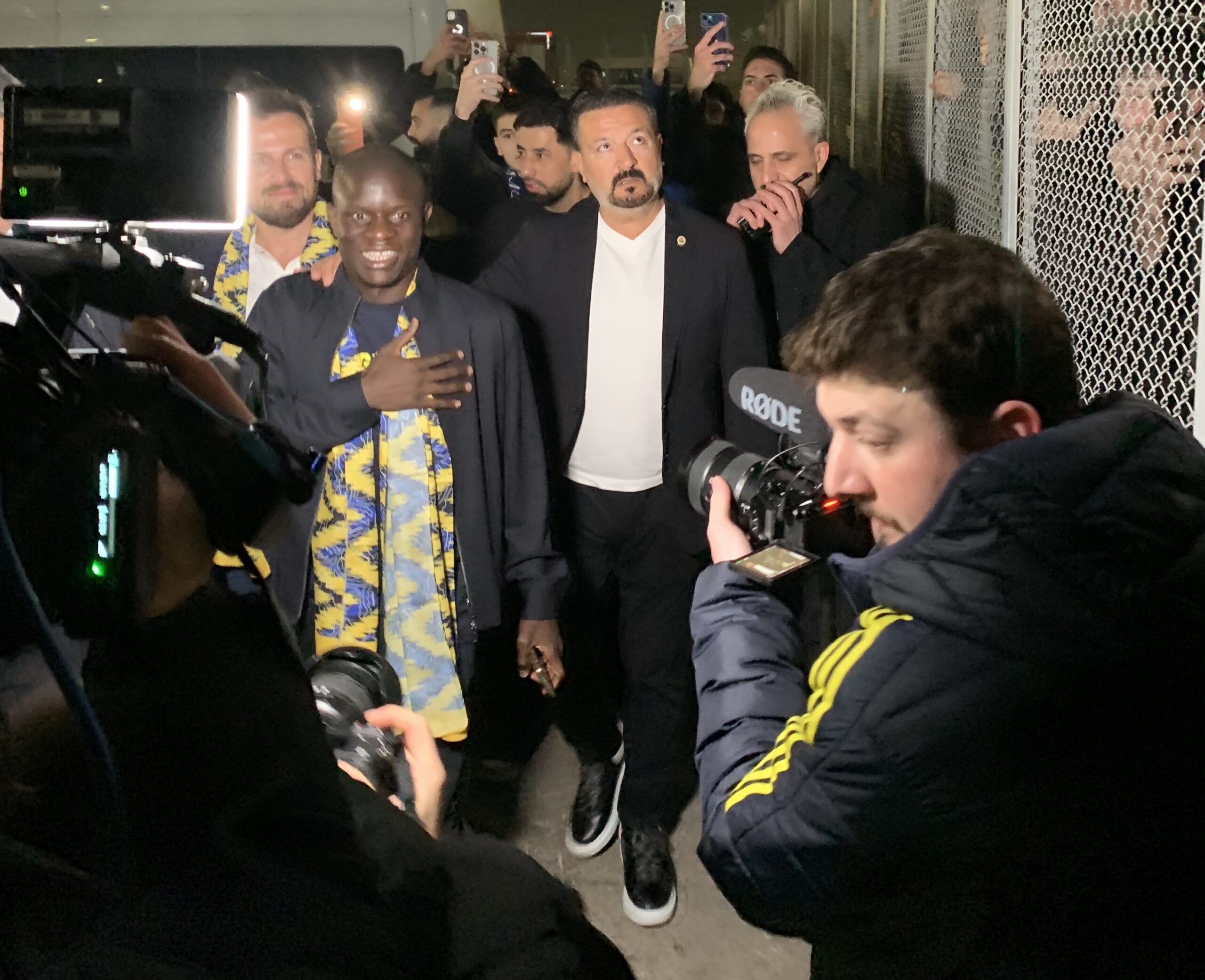 On était à l'arrivée de N'Golo Kanté à Fenerbahçe : le sourire devant un accueil de folie