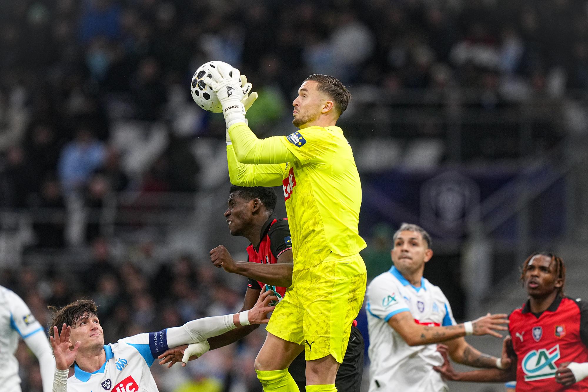 Ligue 1 : De Lange préféré à Rulli dans les cages olympiennes, Safonov gardera les buts parisiens... Les compositions du Classique sont tombées