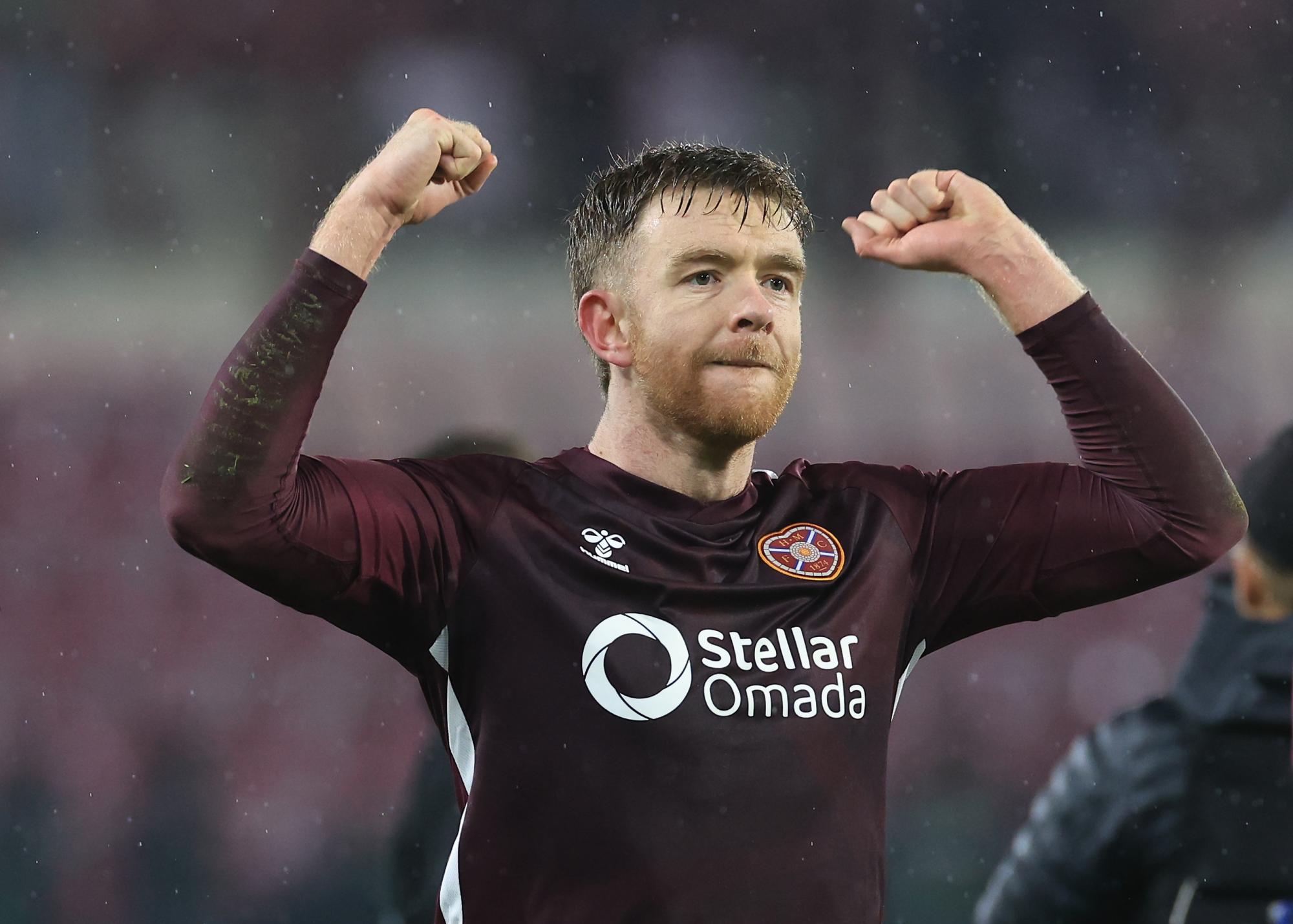 Hearts gagne le derby contre Hibernian et continue sa folle course vers le titre