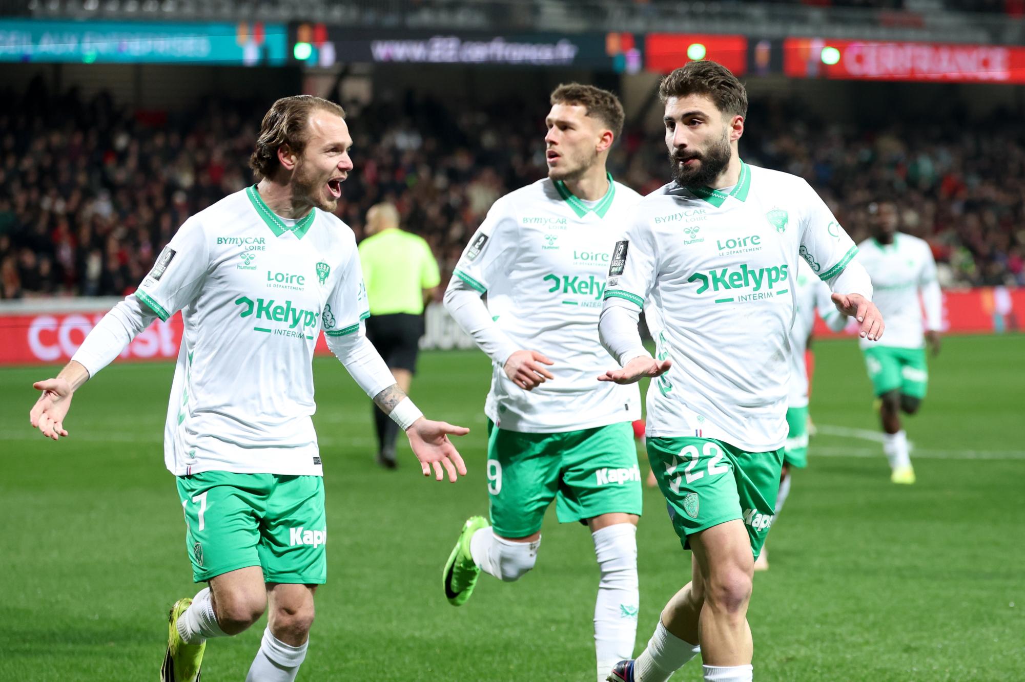 Ligue 2 : Saint-Étienne s'impose à Guingamp, remonte sur la troisième marche du podium et se replace dans la course à la montée