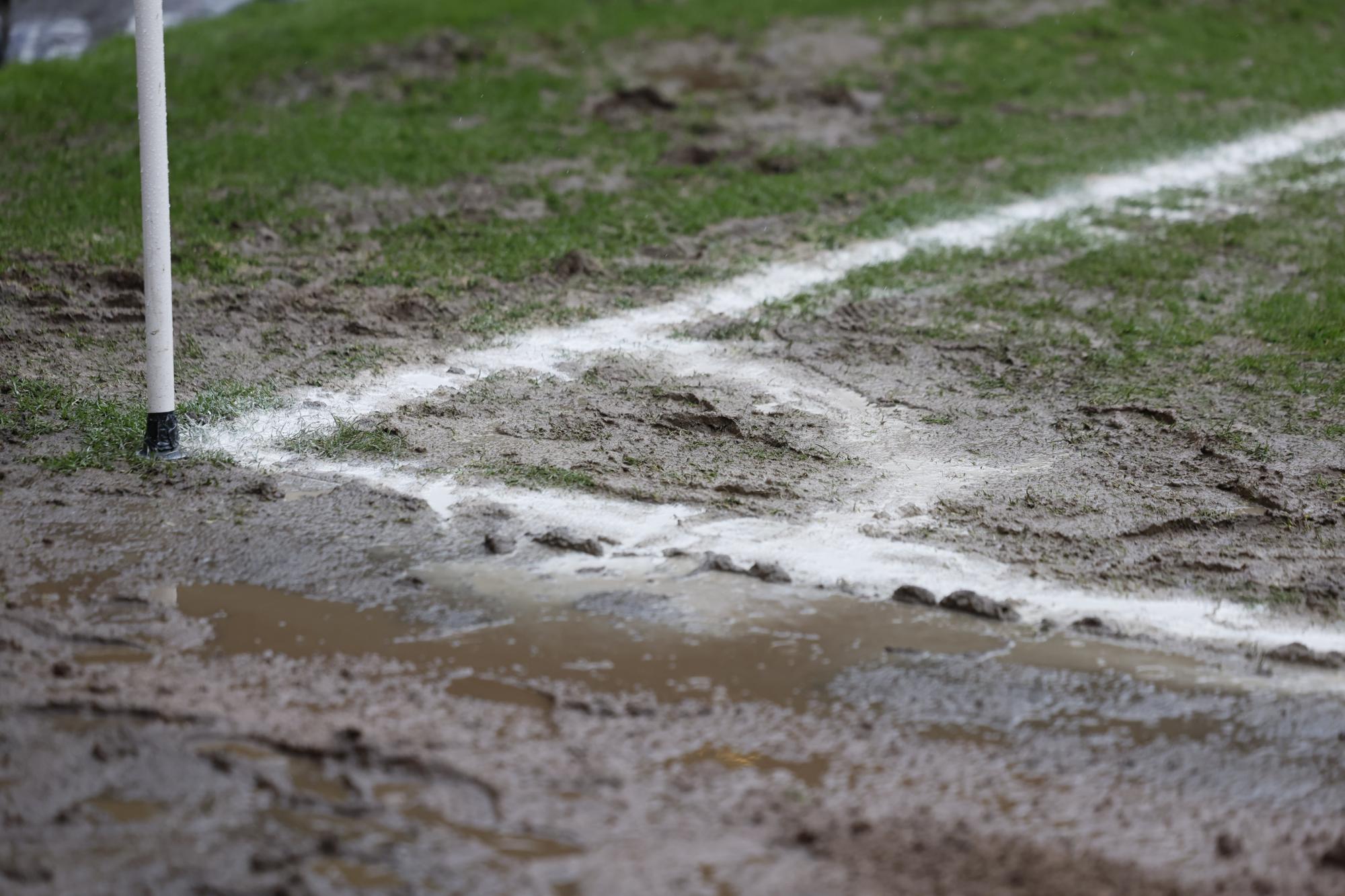 FA Cup : L'affreuse pelouse de Grimsby Town, pleine de boue, contre Wolverhampton