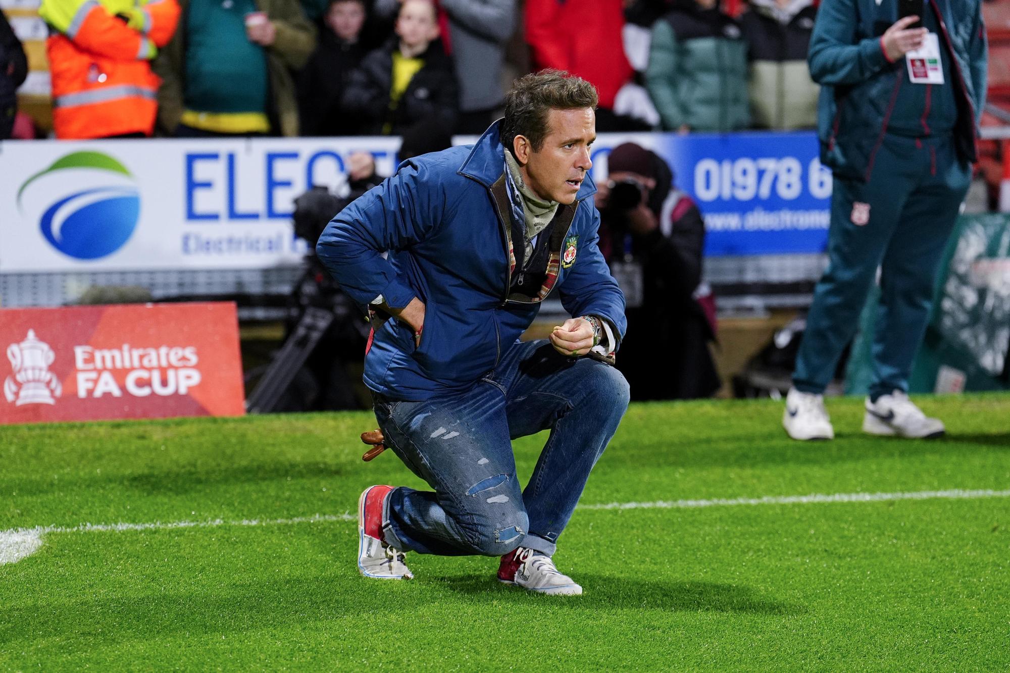 Hugh Jackman et Ryan Reynolds réagissent au tirage au sort de Wrexham contre Chelsea en FA Cup