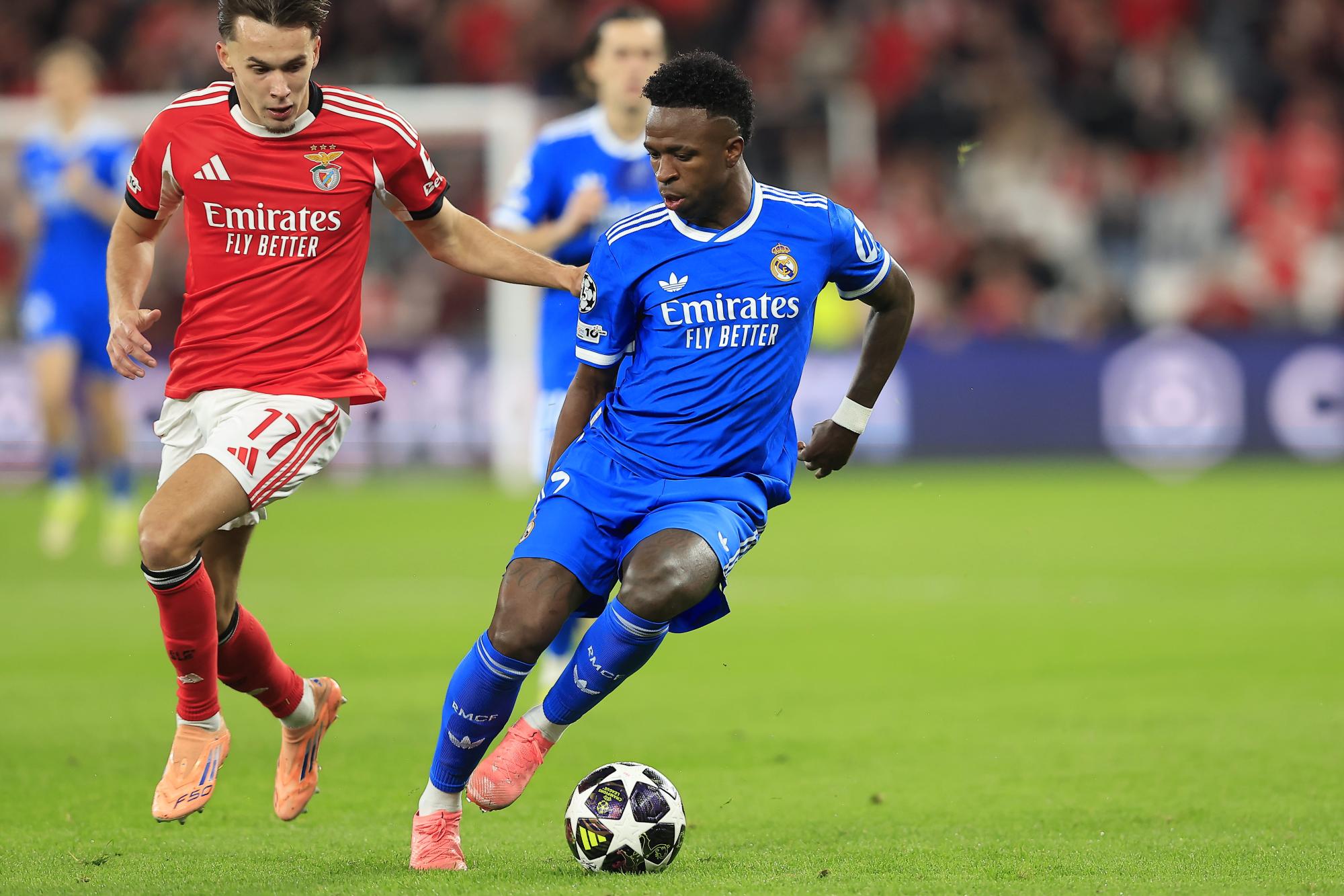 Vinícius accuse un joueur de Benfica de racisme, le match interrompu durant plusieurs minutes