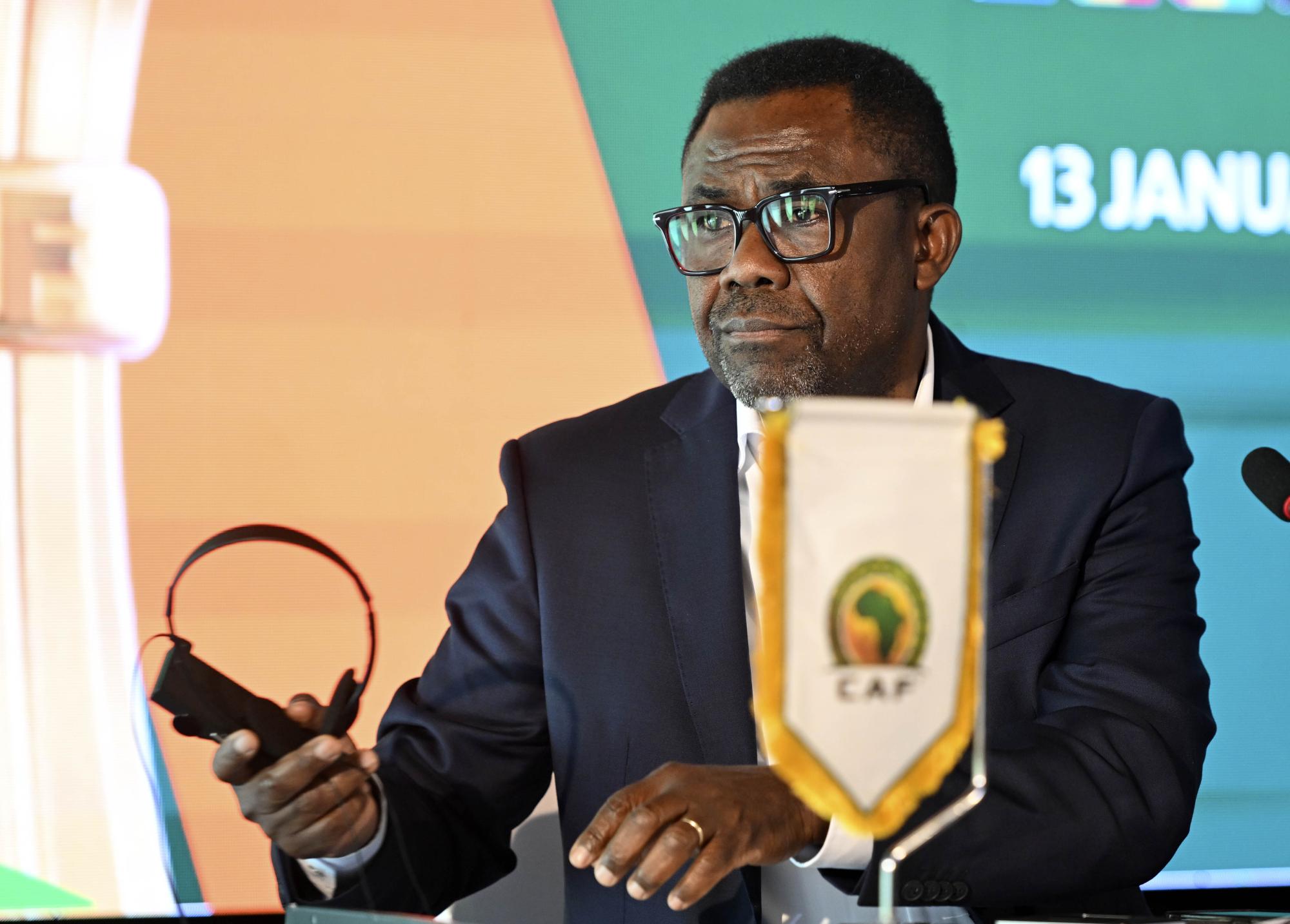 Véron MosengoOmba est-il illégalement secrétaire général de la CAF/?