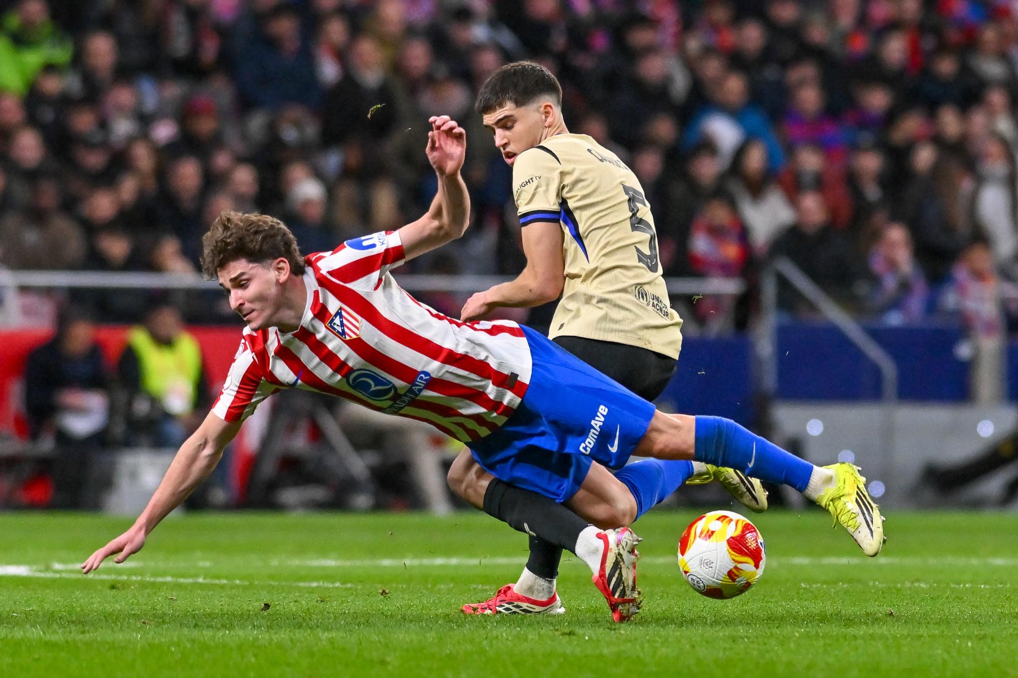 Les défenseurs du Barça brossent Julián Álvarez dans le sens du poil