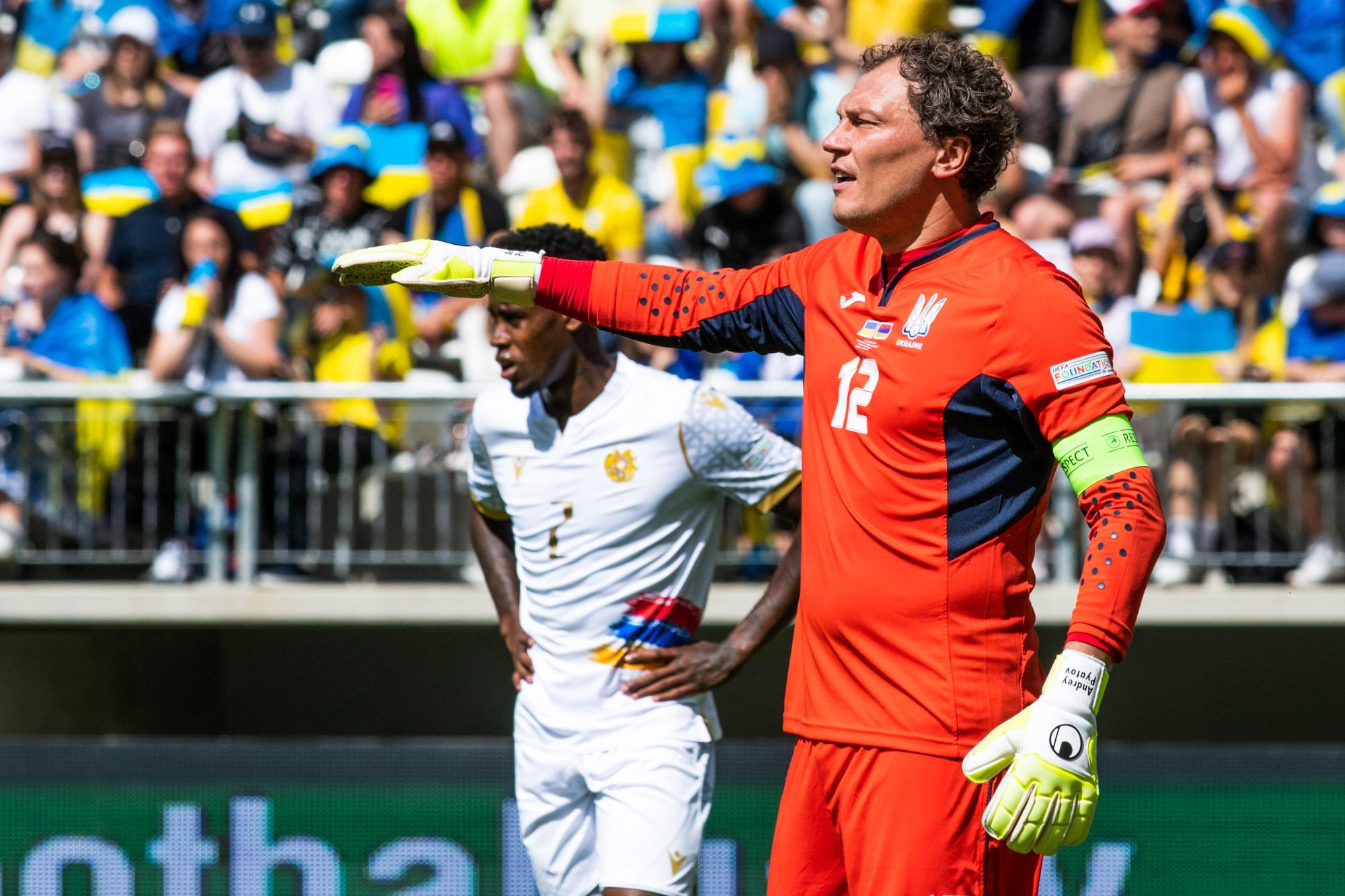 L'entraîneur des gardiens du Shakhtar Donetsk Andriy Pyatov : «/Vivre la guerre en Ukraine et la regarder à la télé sont deux réalités différentes/»
