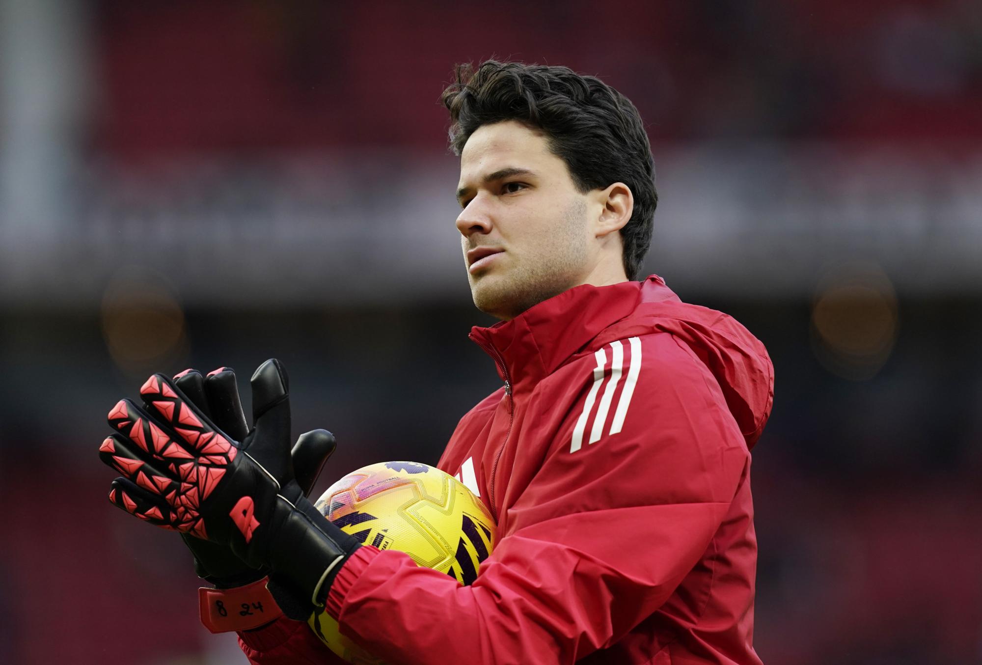 Edwin van der Sar valide Senne Lammens, le gardien de Manchester United