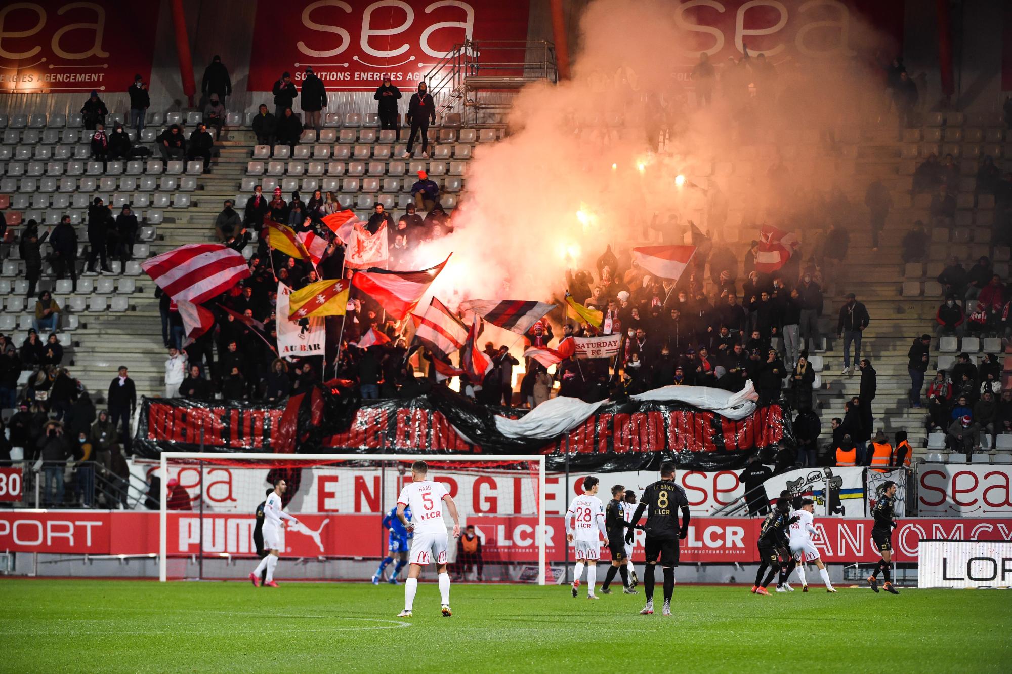 Nancy suspendu d'un match ferme à huis clos après les incidents et les fumigènes allumés à distance contre Grenoble